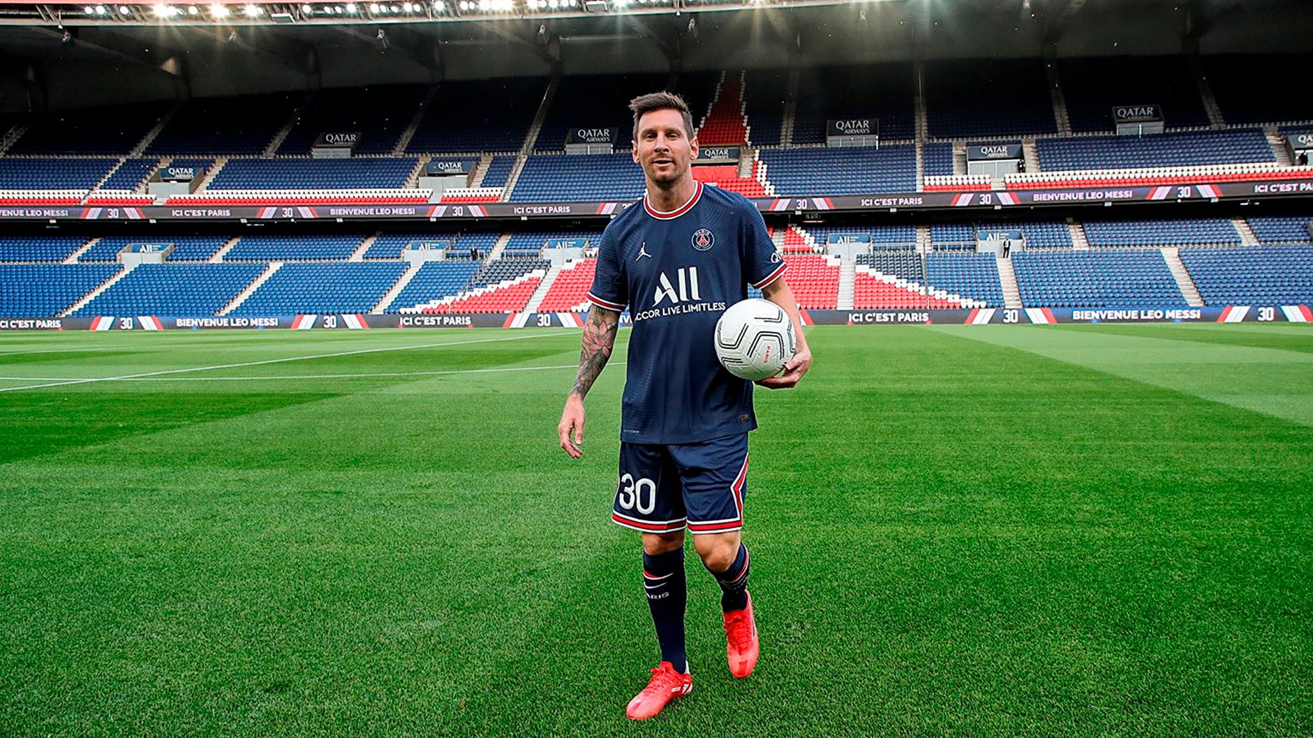 Messi con su nuevo número y su nueva camiseta (PSG)
