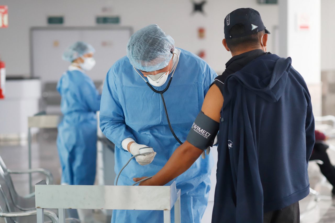 Un médico atiende a una persona en un hospital de México por Covid-19. (Foto: Cuartoscuro)