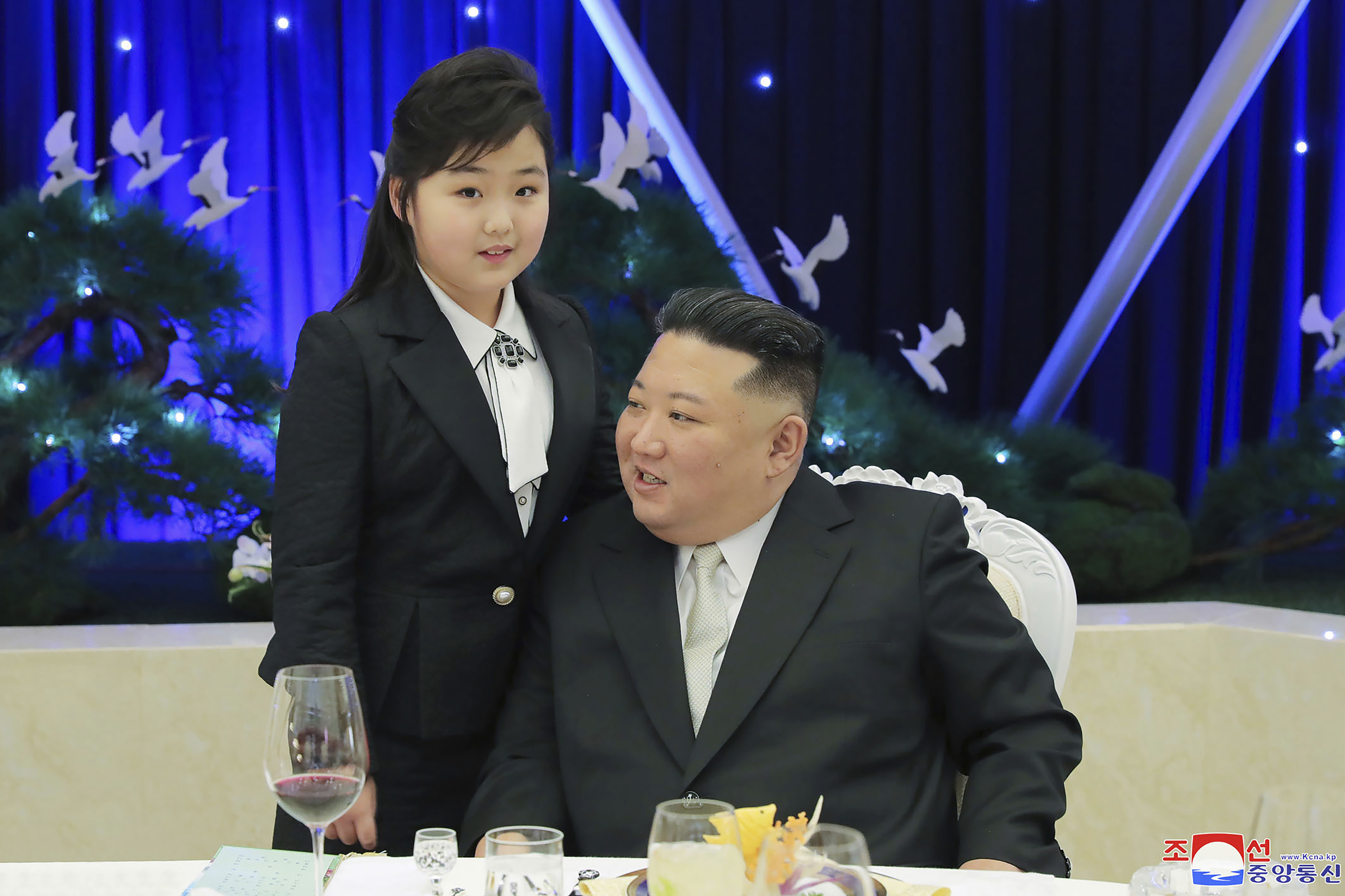 Kim Jong Un y su hija durante un fiesta para conmemorar el 75to aniversario de la fundación del Ejército Popular  (Agencia Central de Noticias de Corea/Servicio de Noticias de Corea vía AP)