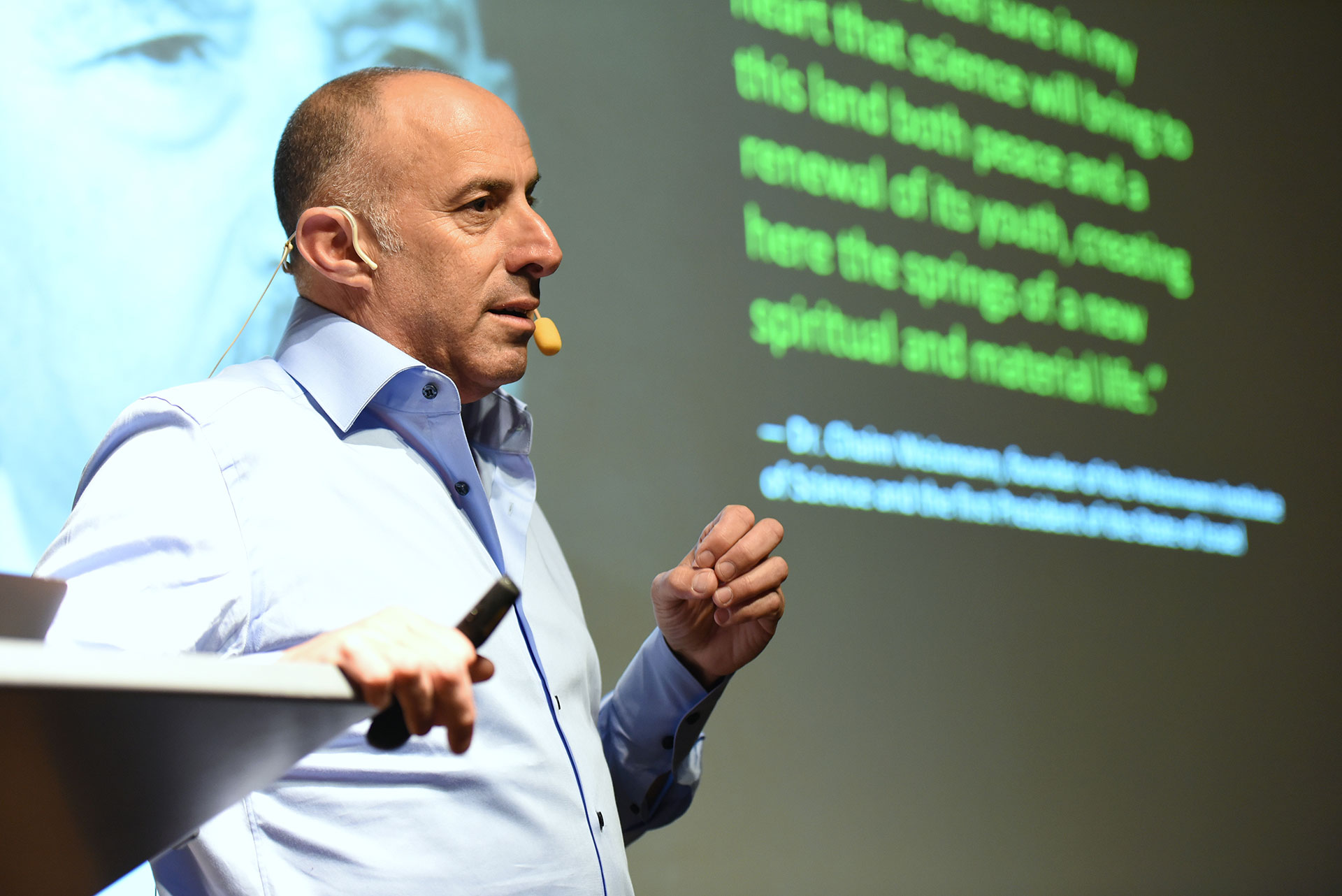 Roee Ozeri, experto en computación cuántica y vicepresidente de Desarrollo y Comunicación del Instituto Weizmann de Ciencias de Israel, durante su visita a Buenos Aires, en una presentación en el auditorio del Grupo Insud (foto: Marcelo Bartolome)