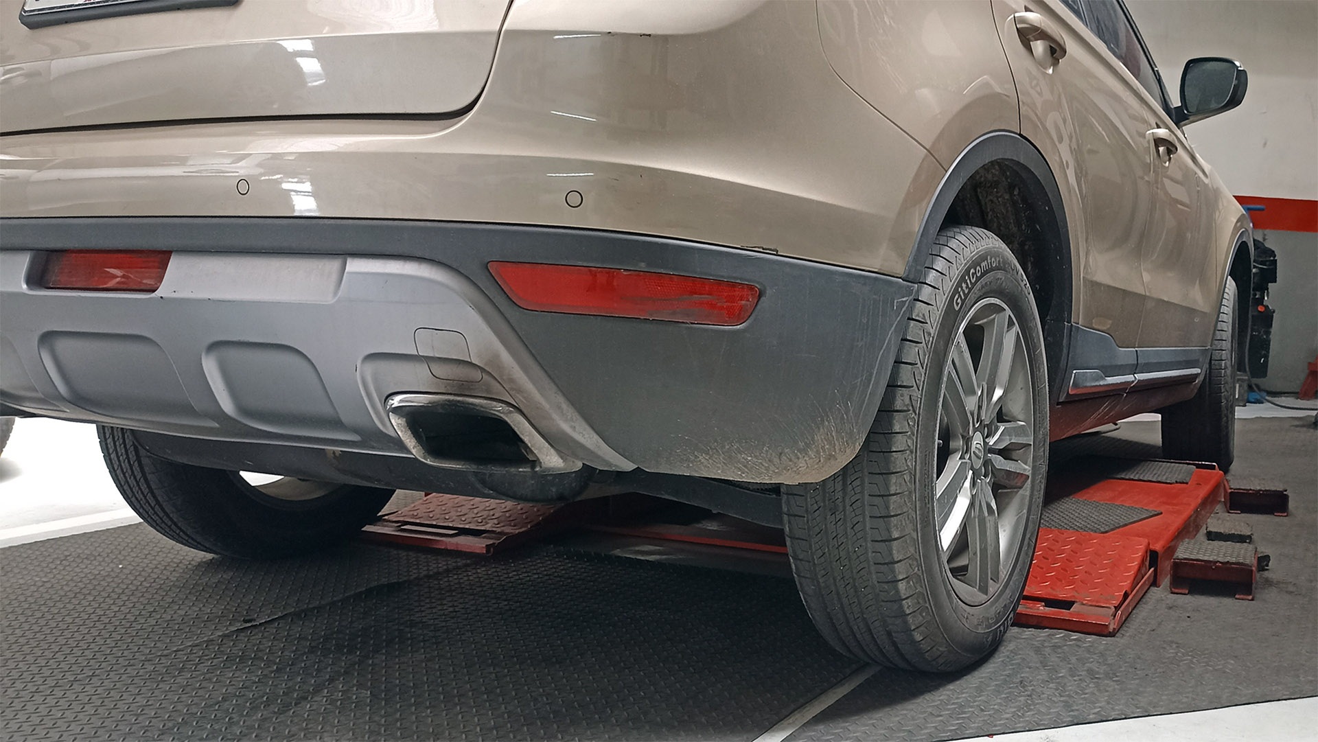 El punto de contacto del auto con el piso son los cuatro neumáticos. Se debe revisar su desgaste, presión y alineación. También de la rueda de auxilio