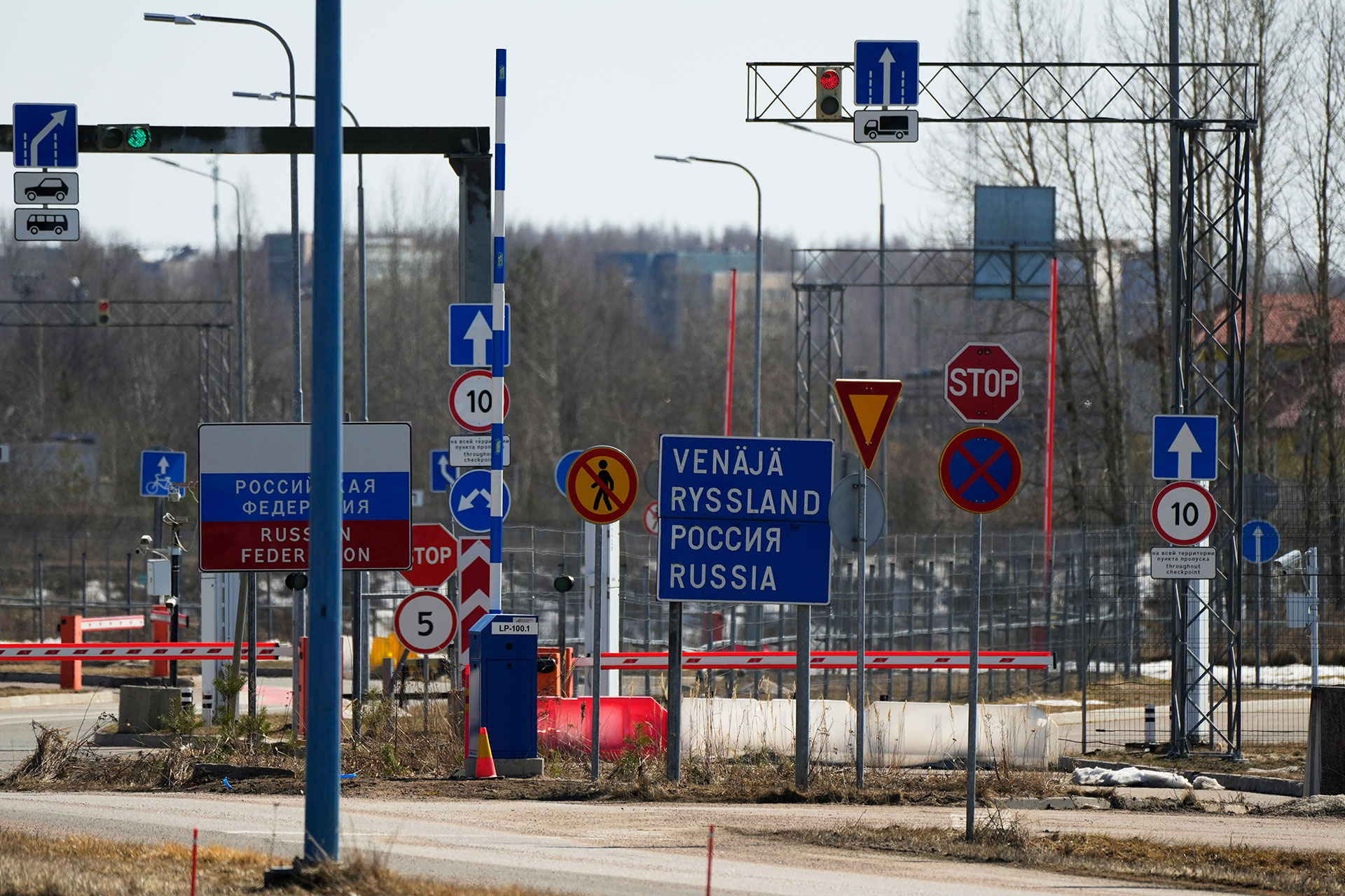 Carteles que dicen "Federación Rusa" y "Rusia" se ven en el paso fronterizo ruso de Svetogorsk desde el paso fronterizo de Pelkola en Imatra, sureste de Finlandia, viernes 14 de abril de 2023. (AP Photo/Sergei Grits)