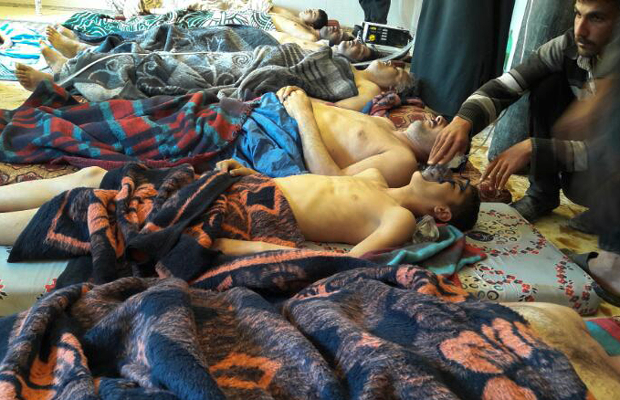 Las víctimas de un presunto ataque con armas químicas del régimen de Bashar al Assad yacen en el suelo, en Khan Sheikhoun, en la provincia norteña de Idlib, Siria, el 4 de abril de 2017. (Alaa Alyousef via AP, File)