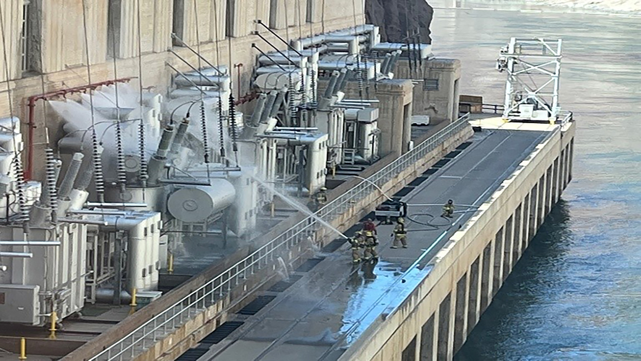 Bomberos en la escena (Bureau of Reclamation/Handout via REUTERS)