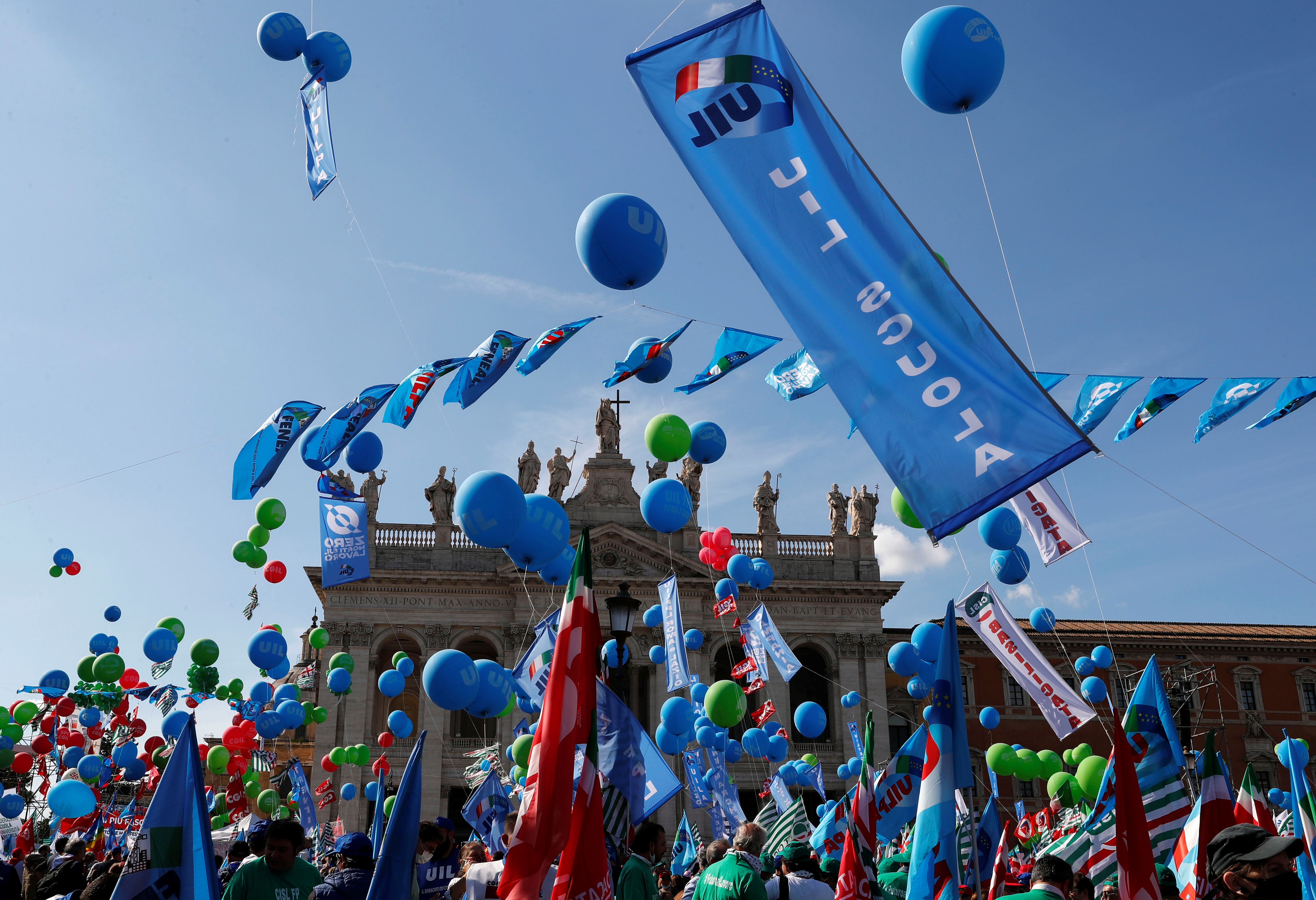 Miles de personas protestan contra el fascismo una semana después de los disturbios antivacunas protagonizados por manifestantes que incluyen a miembros del partido de extrema derecha Forza Nuova, en Roma, Italia, el 16 de octubre de 2021. REUTERS/Remo Casilli