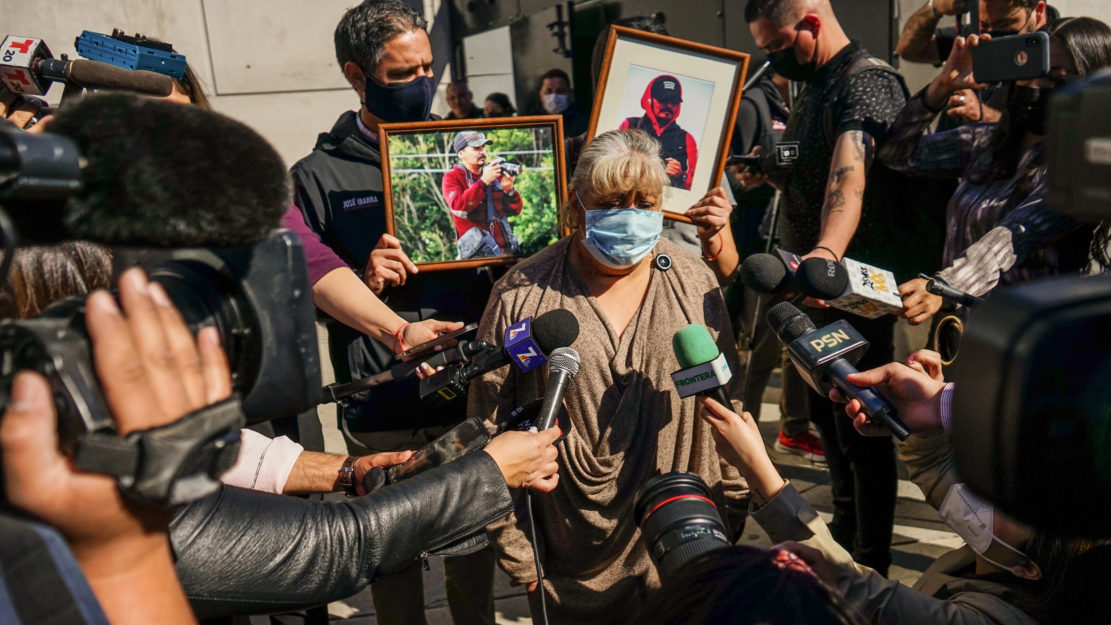 La periodista Sonia de Anda habla sobre los recientes asesinatos del fotoperiodista Margarito Martínez y la periodista Lourdes Maldonado, en las instalaciones del C2 en Tijuana, estado de Baja California (Foto: EFE)