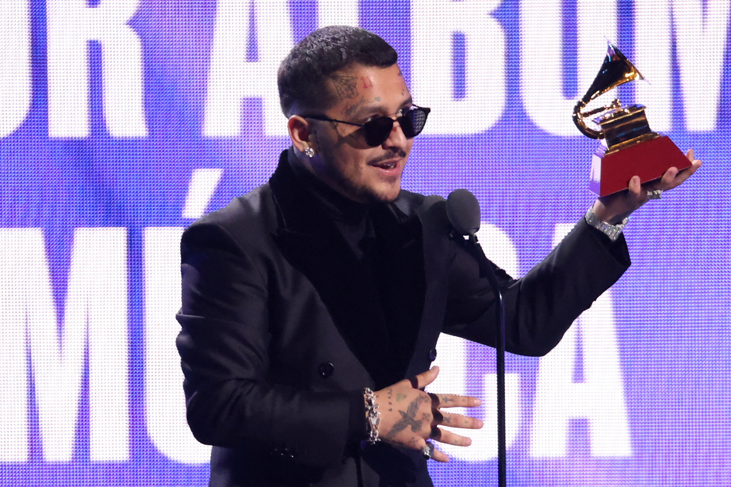 Christian Nodal recibió el premio a "Mejor Álbum Ranchero/Mariachi" por "Ep #1 Forajido" en la 23ª Entrega Anual de los premios Latin Grammy que se llevaron a cabo en Las Vegas. (Foto: REUTERS/Mario Anzuoni)