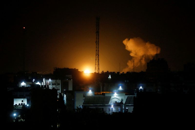 Humo y llamas durante los ataques de Israel en Gaza llevados a cabo el 27 de enero de 2023. REUTERS/Arafat Barbakh/Archivo