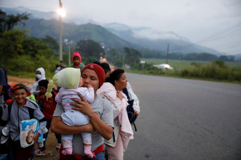 En los últimos años el fenómeno de las caravanas migrantes se ha vuelto más frecuente, su destino final probablemente será la frontera norte de México (Foto: REUTERS / José Cabezas)