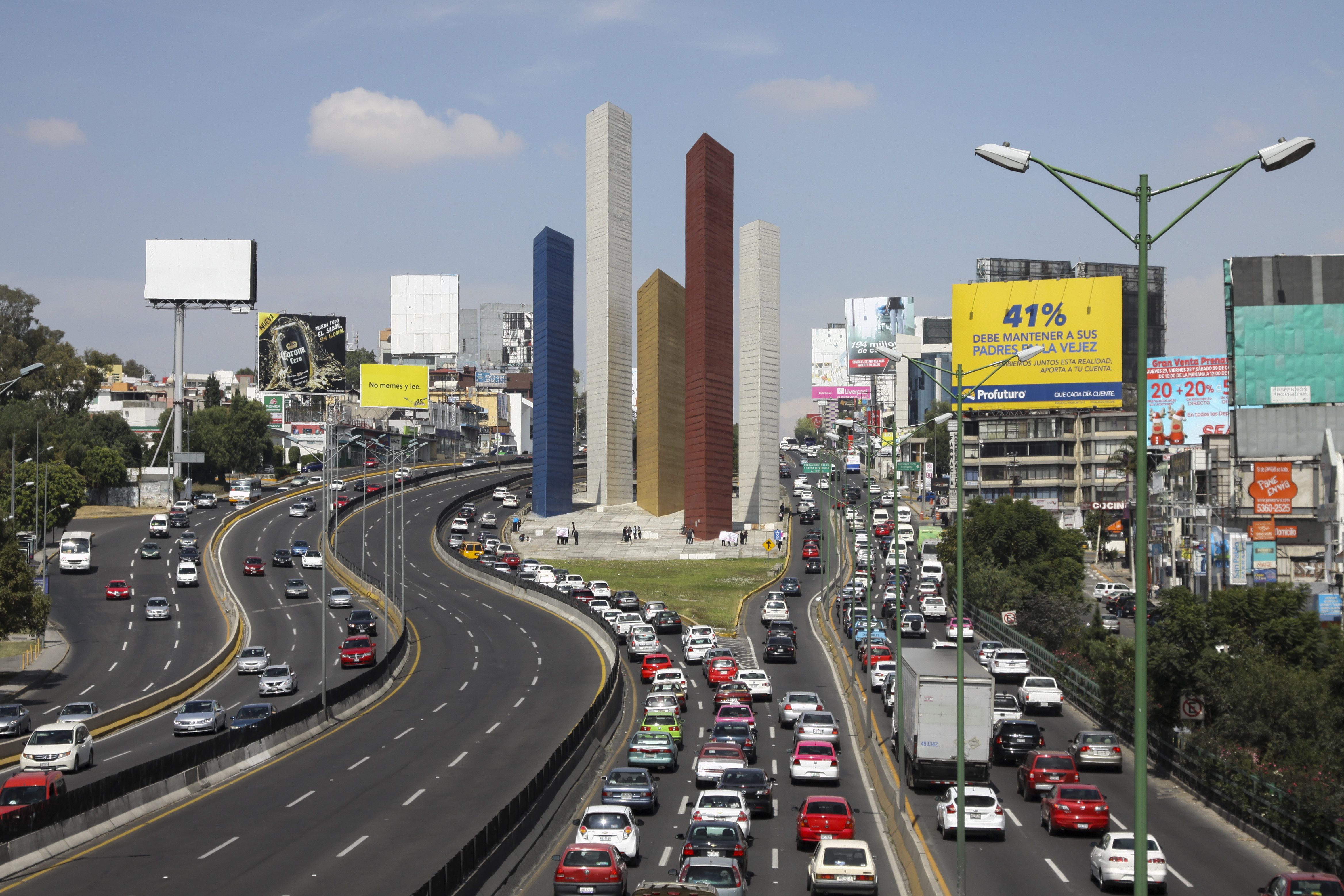 Las Torres de Satélite fueron construidas en 1958 por los mexicanos Mathias Goeritz y Luis Barragán. (FOTO: GALO CAÑAS /CUARTOSCURO.COM)