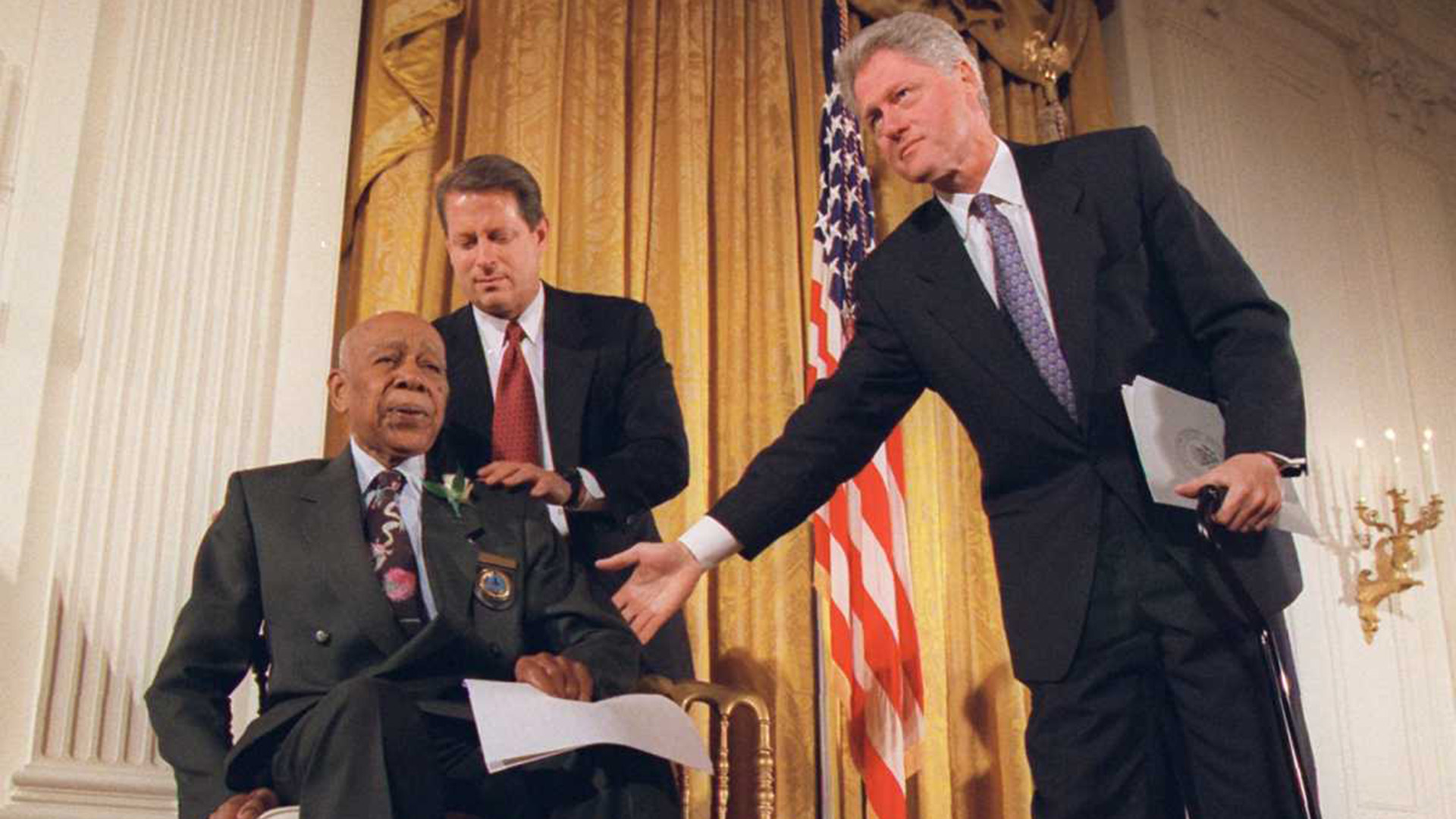 En mayo de 1997, Bill Clinton recibió a ocho sobrevivientes del experimento y les pidió perdón en nombre del país.
 (AP Photo/Doug Mills, File)