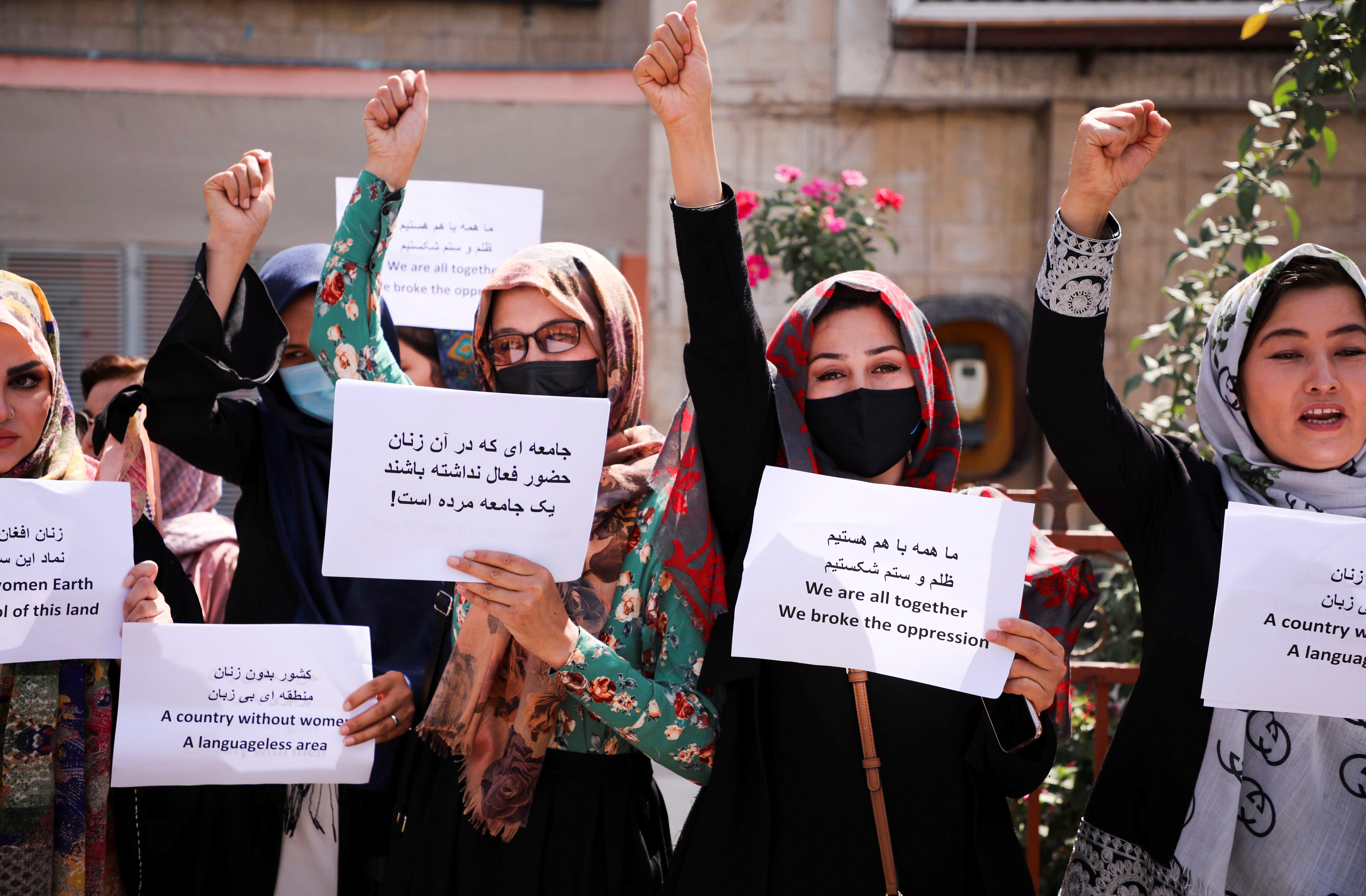 Mujeres afganas reclamaron por sus derechos con carteles y flores, cerca de la sede del gobierno en Kabul (Foto: REUTERS)
