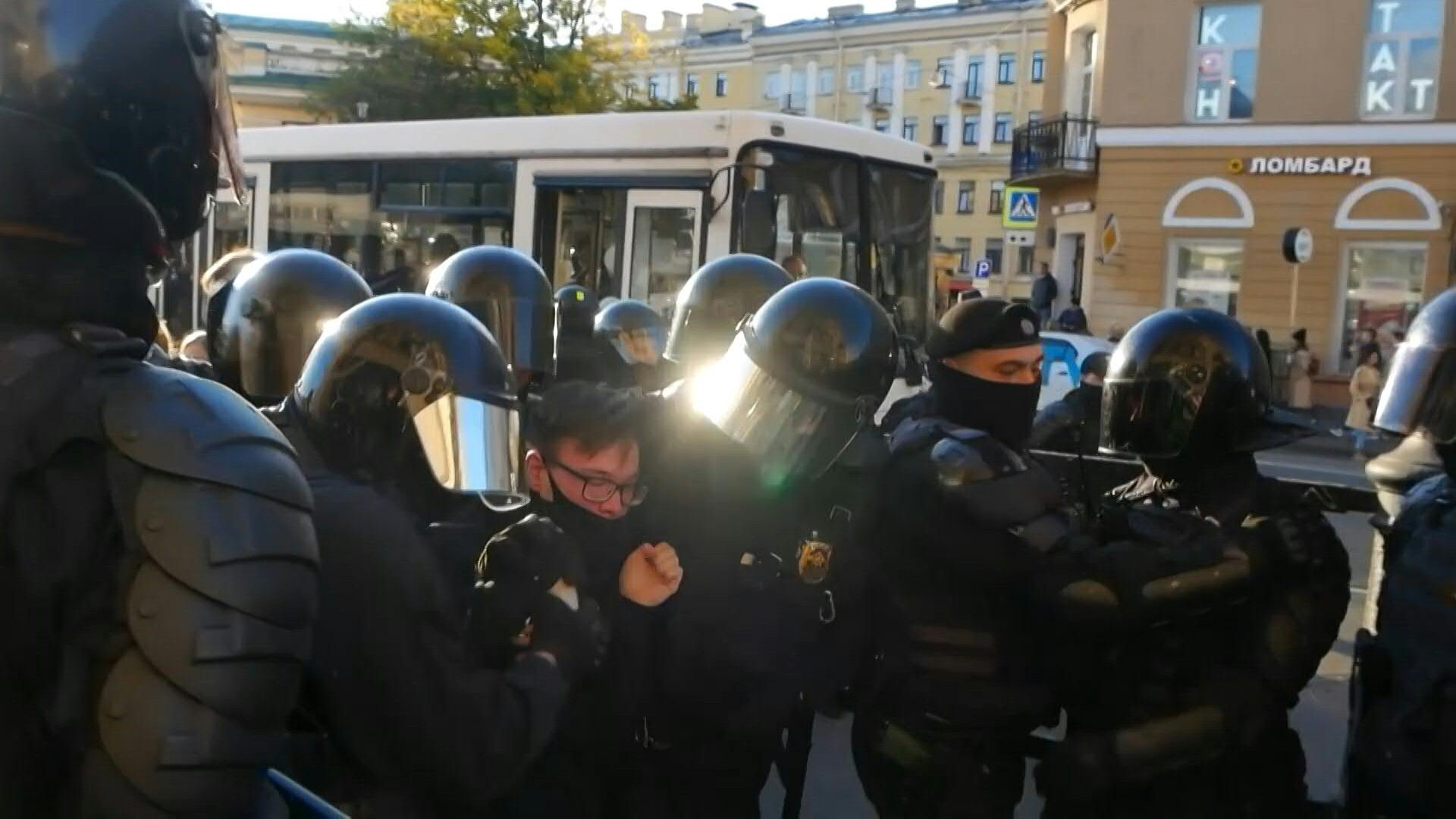 Las autoridades rusas detuvieron el sábado a más de 700 personas durante manifestaciones contra la movilización de reservistas para combatir en Ucrania, ordenada esta semana por el presidente, Vladimir Putin (AFP)