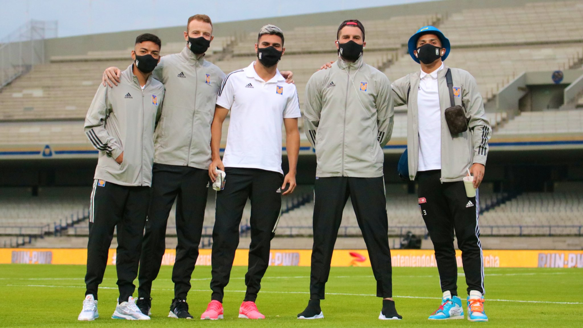 Los jugadores de Tigres usando cubrebocas antes de la semifinal de la Copa por México para evitar la propagación del coronavirus. (Foto: Twitter@TigresOficial)