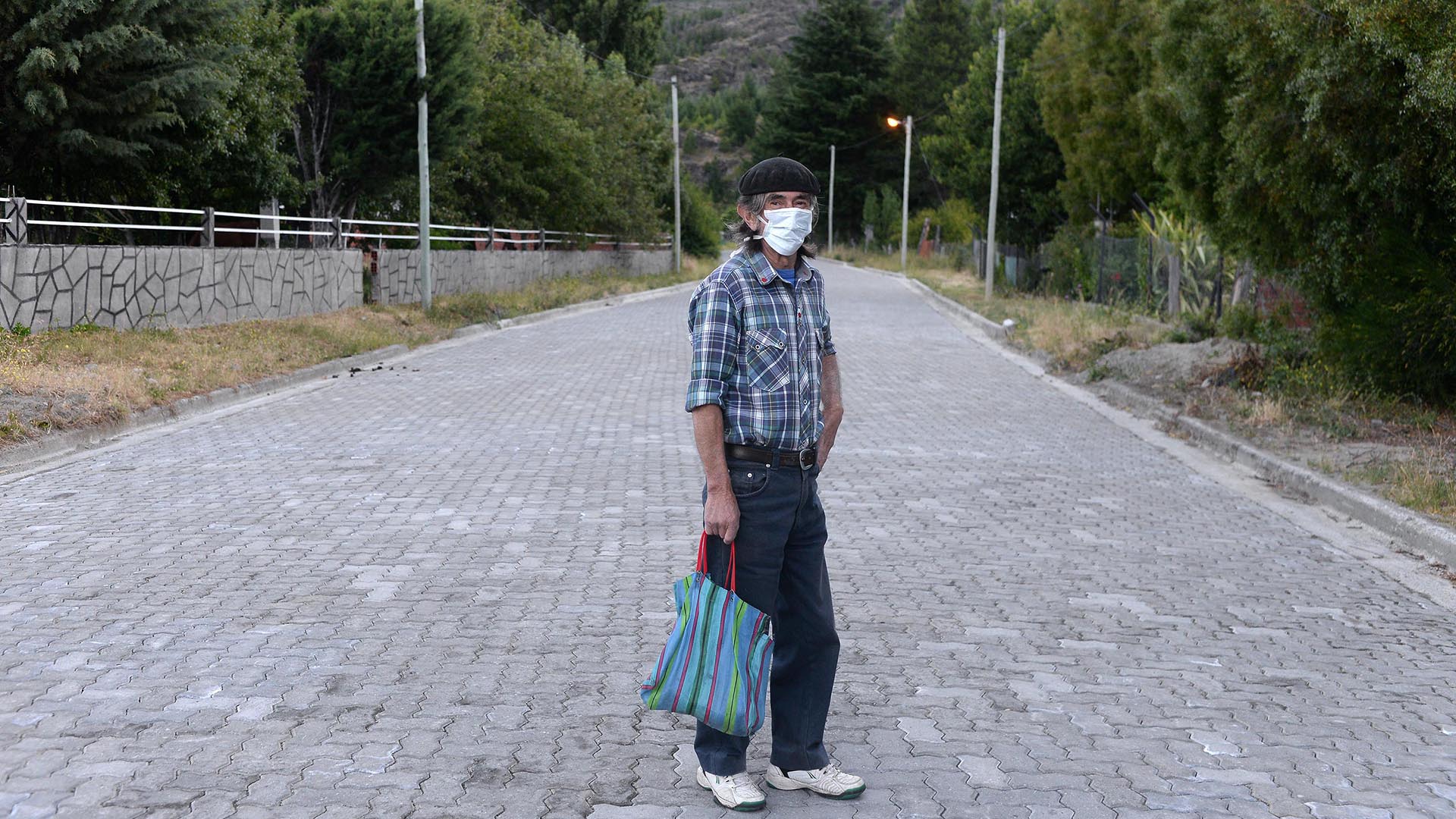 Retrato de un vecino de Epuyen, durante el brote de hantavirus en Epuyén en 2019. Un año antes de la pandemia de coronavirus, la ciudad chubutense se tuvo que adaptar a vivir con barbijos
