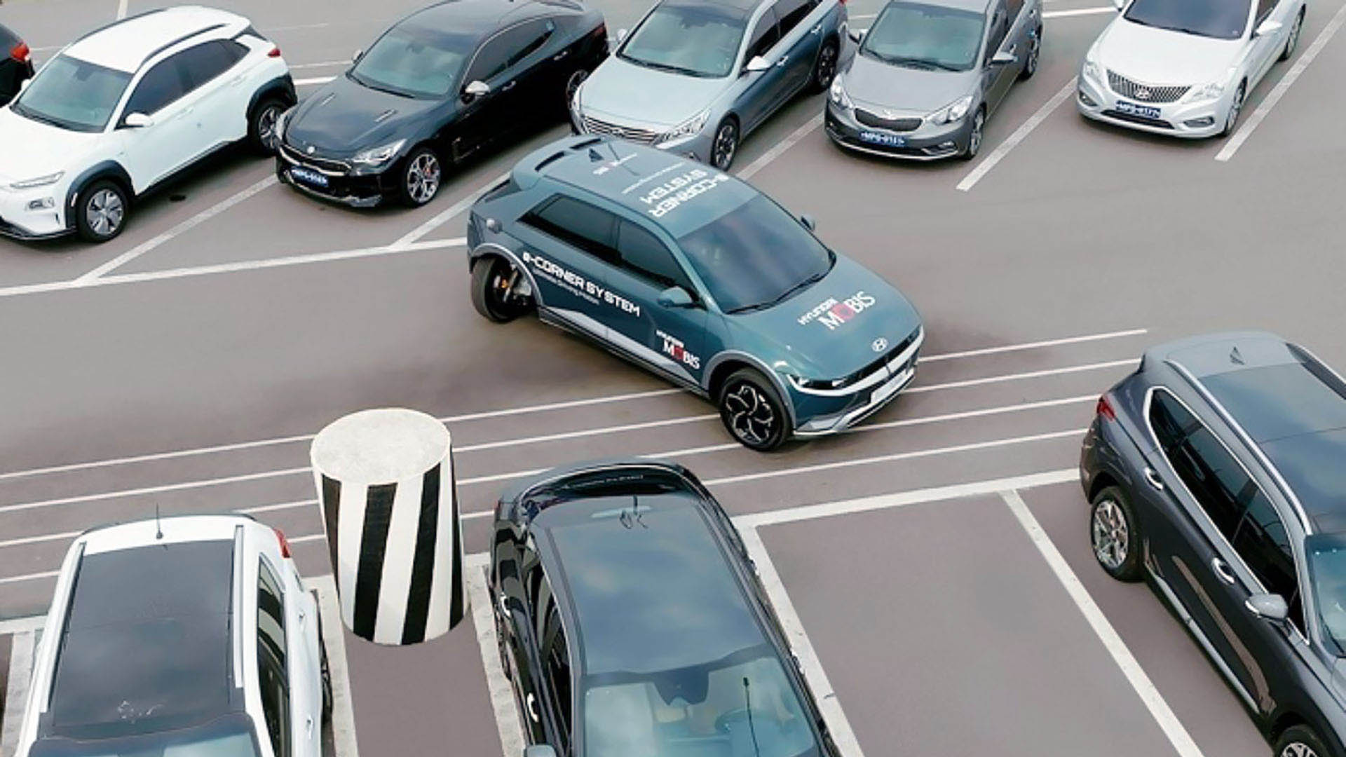 Rotar sólo las ruedas traseras permite entrar en espacios reducidos con un ángulo que requeriría muchas maniobras en un auto convencional