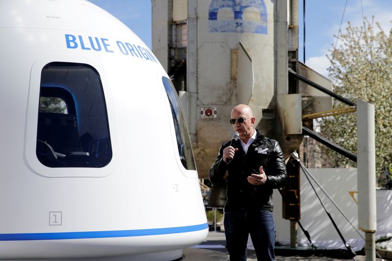Jeff Bezos hablan con los medios sobre la nave espacial New Shepard (REUTERS/Isaiah J. Downing/Archivo)