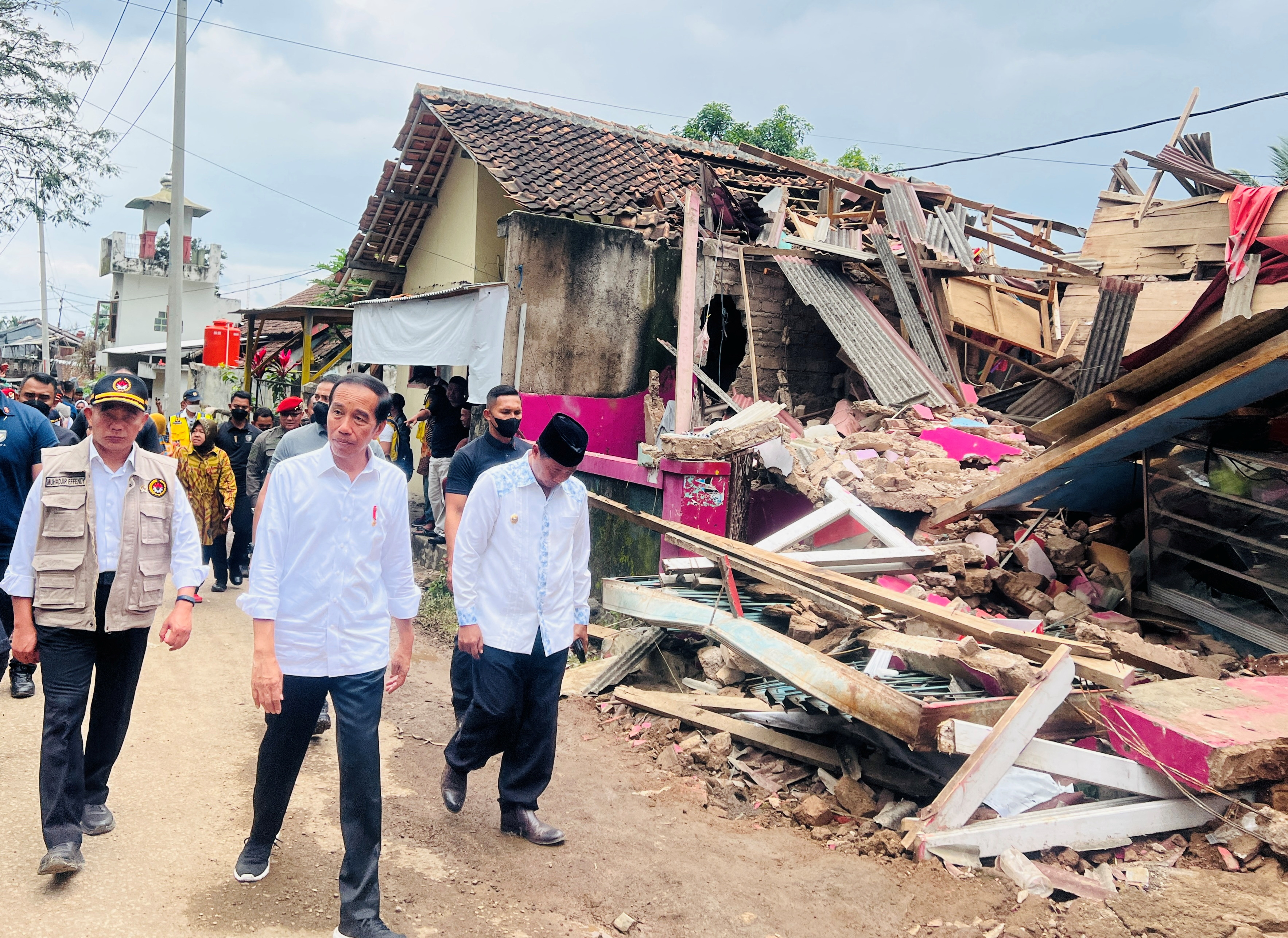 El presidente  Joko Widodo durante un recorrido por una zona afectada en Cianjur (Laily Rachev/Presidencia Indonesia/REUTERS)