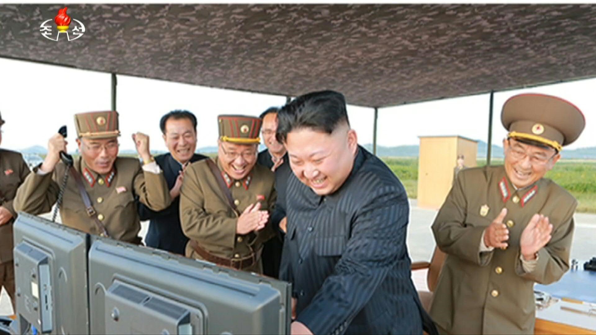 Este lanzamiento, el número 36 que hace Corea del Norte este año y que es una cifra récord, coincide con la celebración de las primeras maniobras aéreas a gran escala por parte de las Fuerzas Aéreas del Sur y EEUU. (AFP)