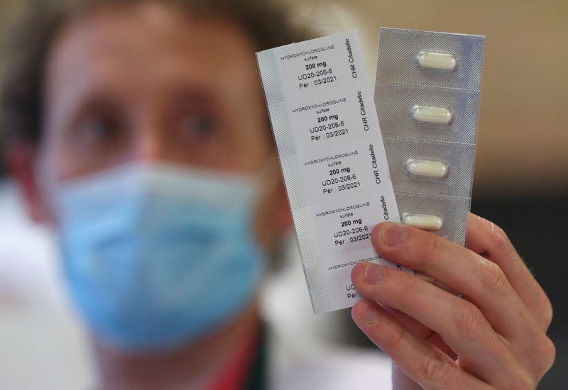 Un farmacéutico muestra píldoras de hidroxicloroquina, que es cada vez más difícil de encontrar para los pacientes de otras enfermedades que sí las necesitan (Reuters)