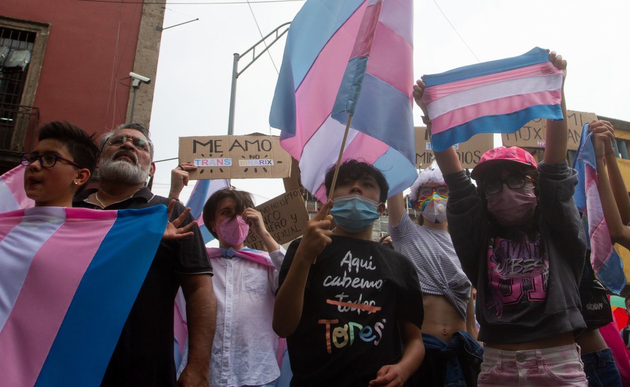 MEXICO CITY, JULY 10, 2021.- Members of the trans community marched to demand the approval of the Transgender Children's Law.  The protest began at the Ángel de la Independencia and ended at the Congress in Mexico City.  PHOTO: GRACIELA LÓPEZ / CUARTOSCURO.COM