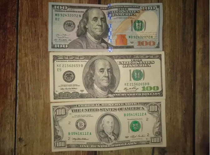 Tres emisiones de USD 100 en circulación: dos "cara grande" de 2013 y 2006, y un "cara chica" de 1993.