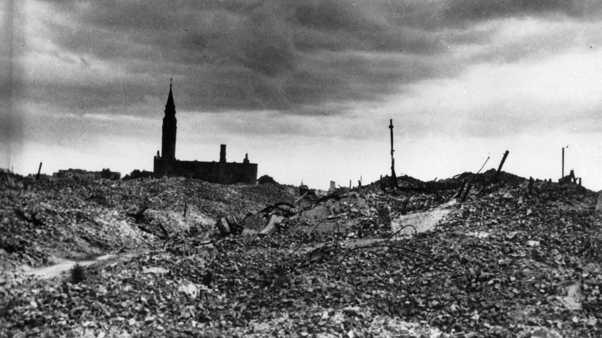 Una panorámica de cómo queda el Gueto de Varsovia después de que los nazis sofocaran el levantamiento. Entre deportados y muertos, las víctimas fueron 56.000  (Photo by Keystone/Getty Images)