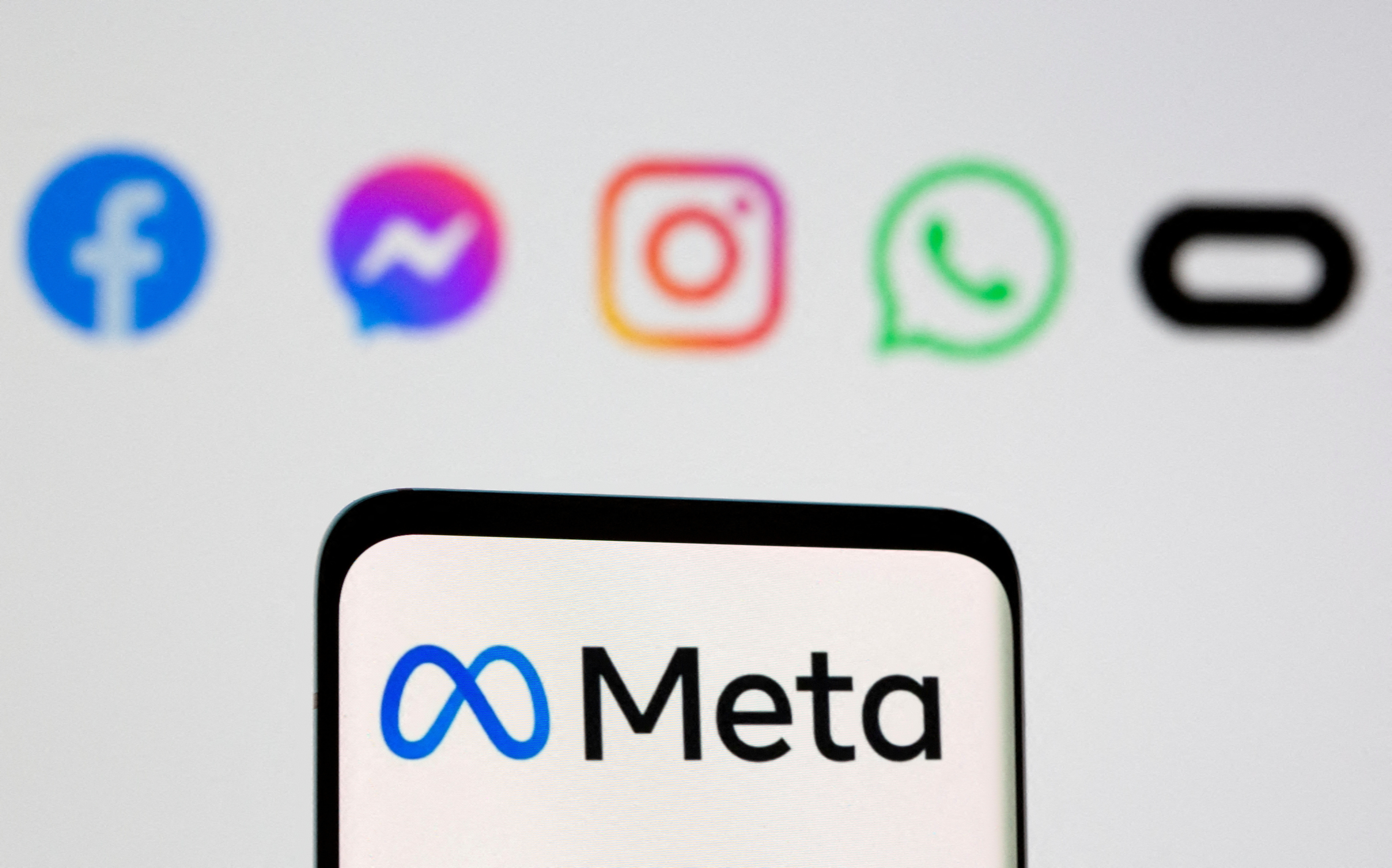 El logo de Meta en un smartphone frente al logo de Facebook, Messenger, Instagram, WhatsApp, Oculus en esta imagen ilustrativa tomada el 28 de octubre de 2021. (REUTERS/Dado Ruvic/Illustration/archivo)