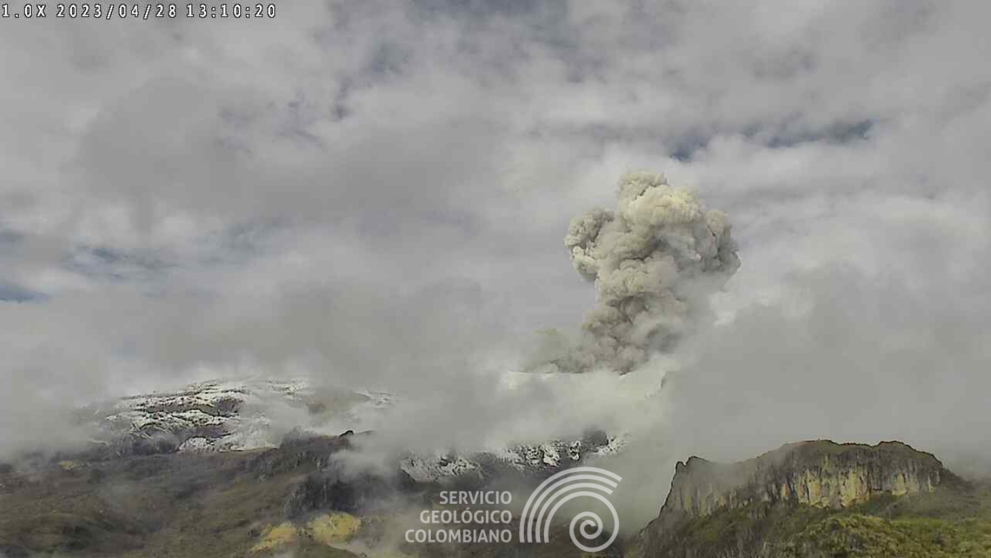 Volcán Nevado del Ruiz expulsó impresionante columna de cenizas de 600 metros de altura