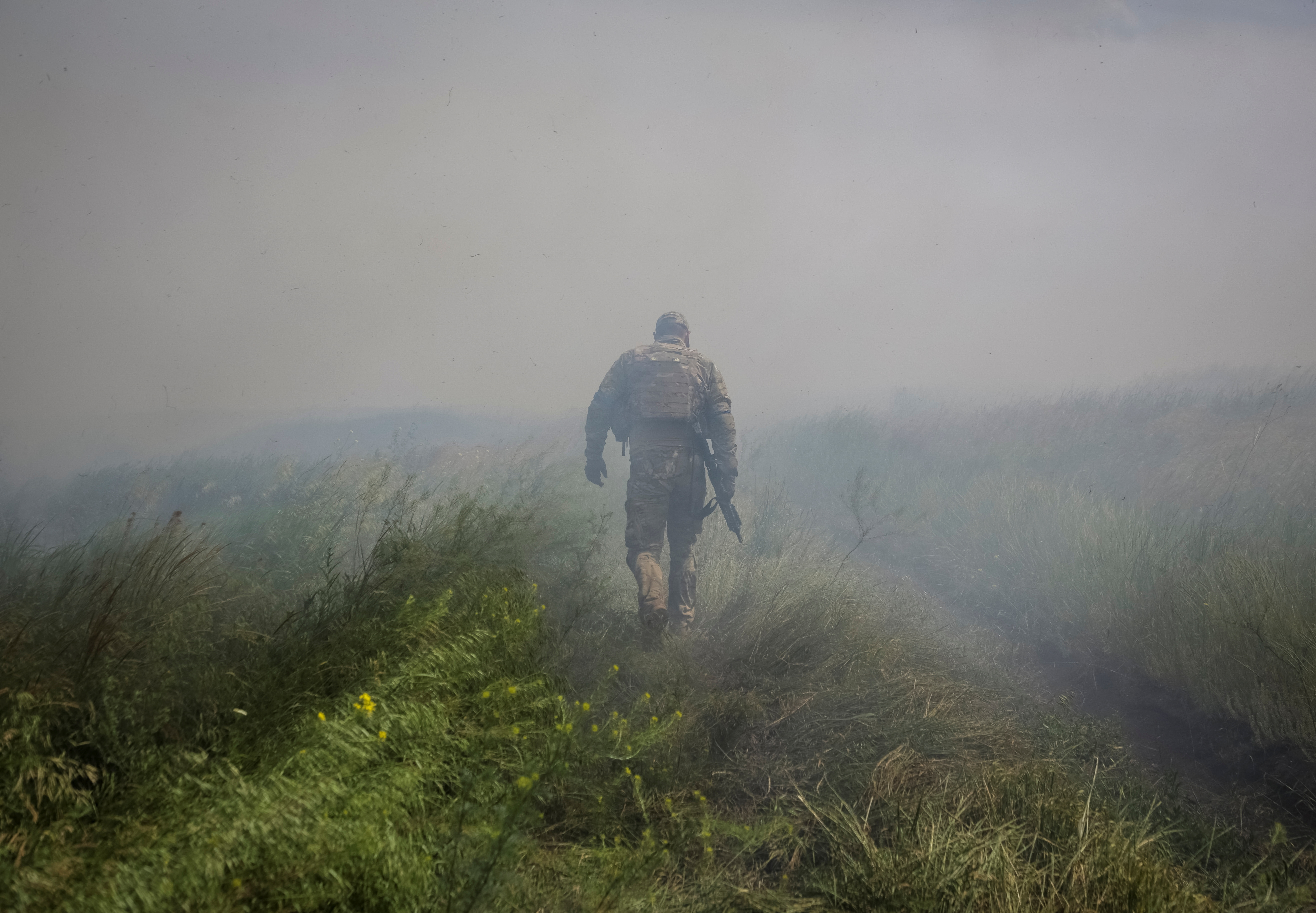 Un soldado ucraniano en la línea del frente en los campos alrededor de Neskuchne (REUTERS/Oleksandr Ratushniak)