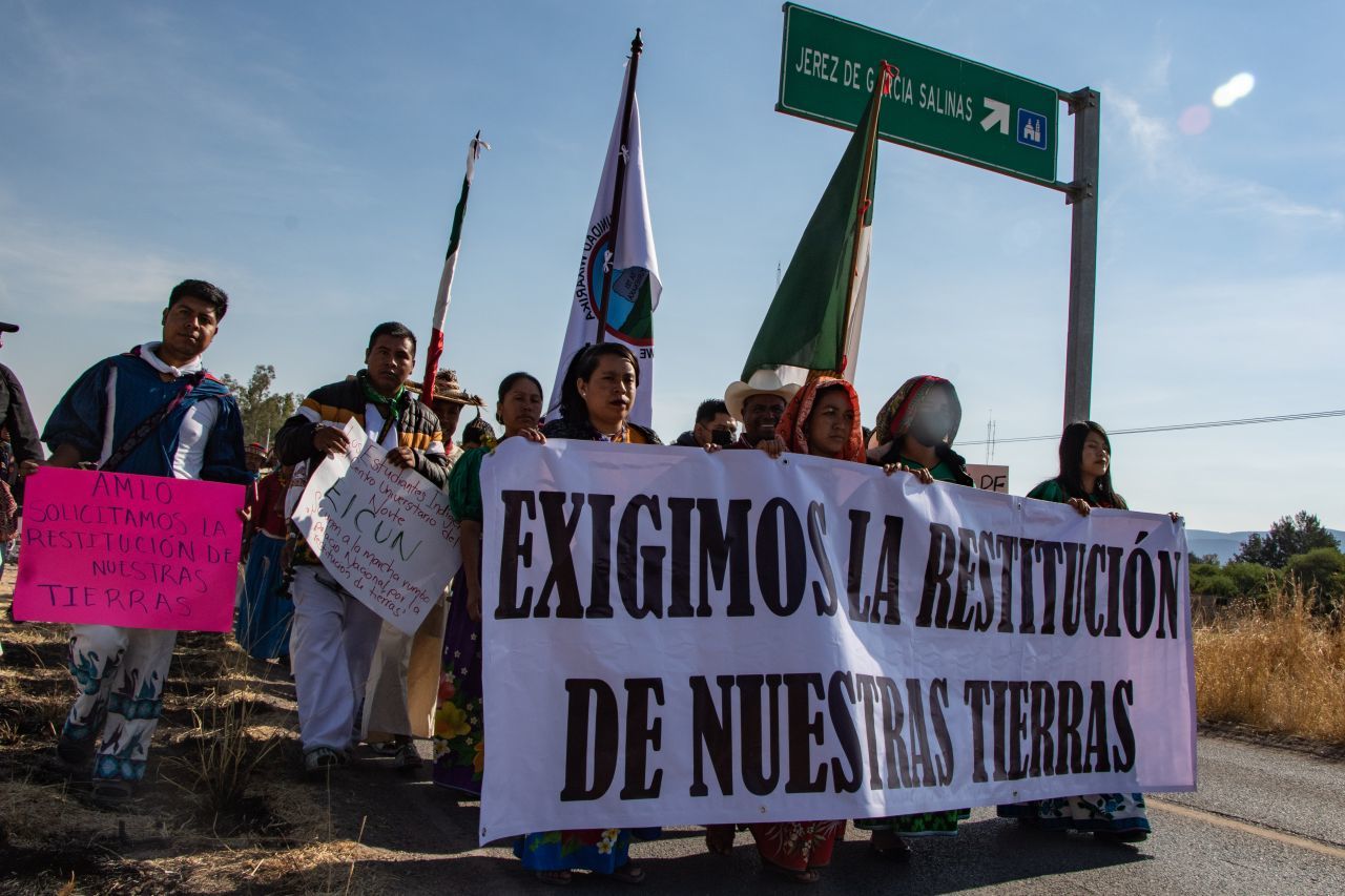  La Caravana por la Dignidad y la Conciencia Wixárika exige la devolución de tierras que les fueron despojadas (FOTO: ADOLFO VLADIMIR /CUARTOSCURO.COM)