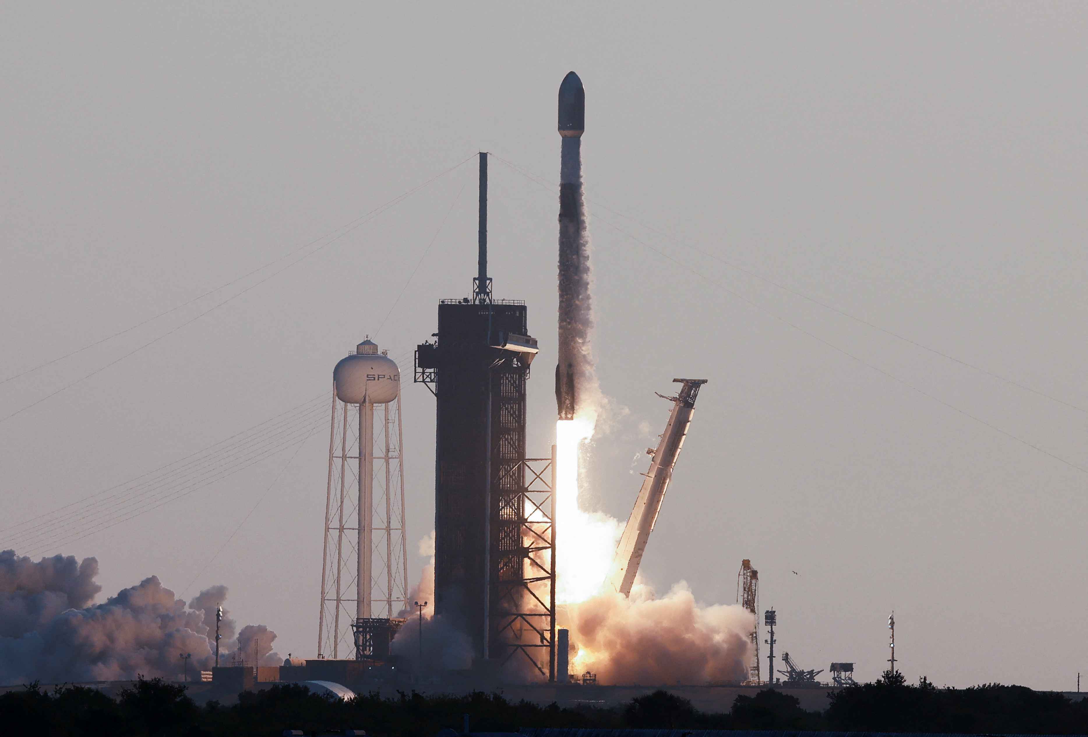 El triple play de lanzamientos podría marcar un récord en los vuelos consecutivos de SpaceX (REUTERS/Joe Skipper)