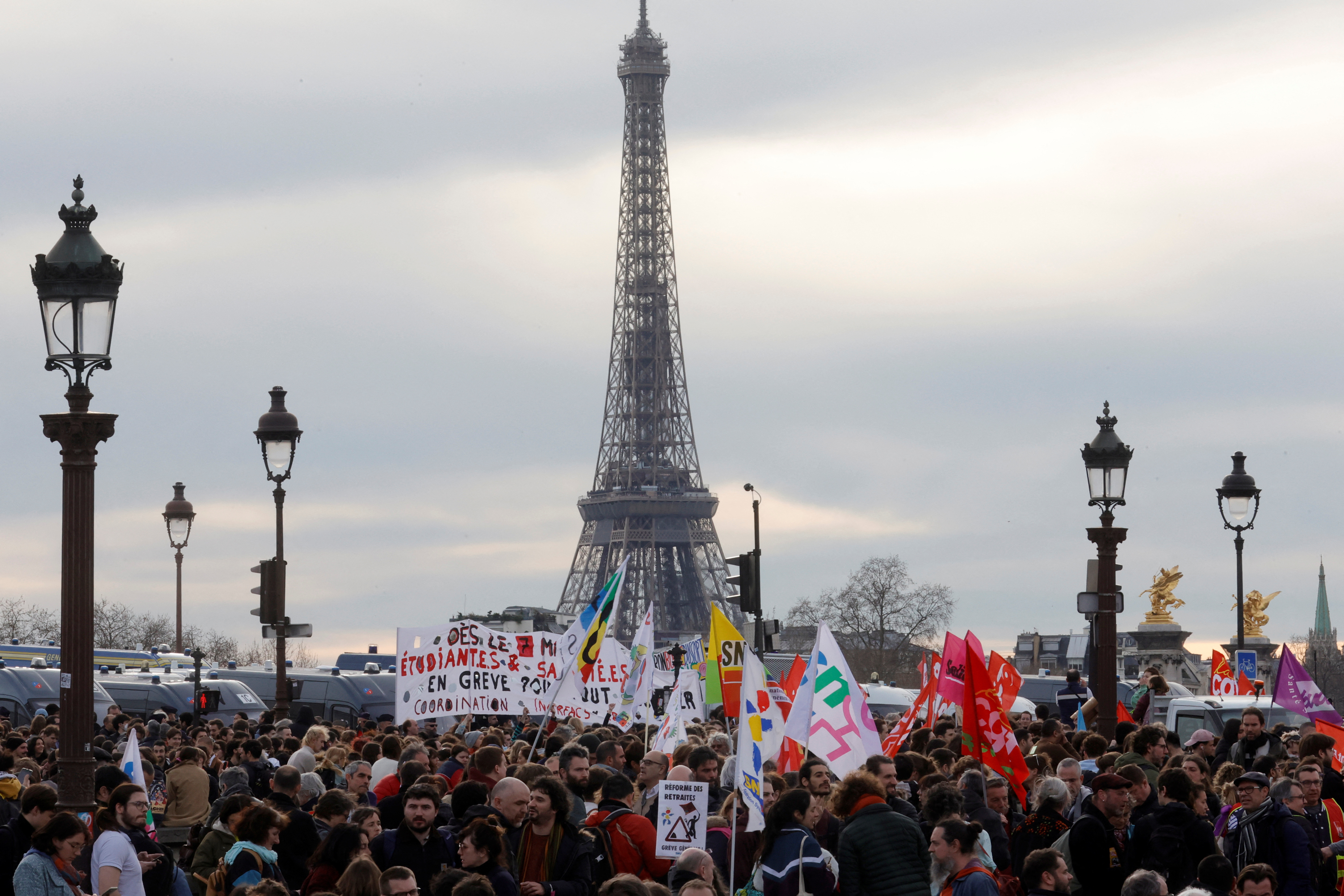 Miles de personas también se manifestaron frente a la Torre Eiffel (REUTERS/Pascal Rossignol)