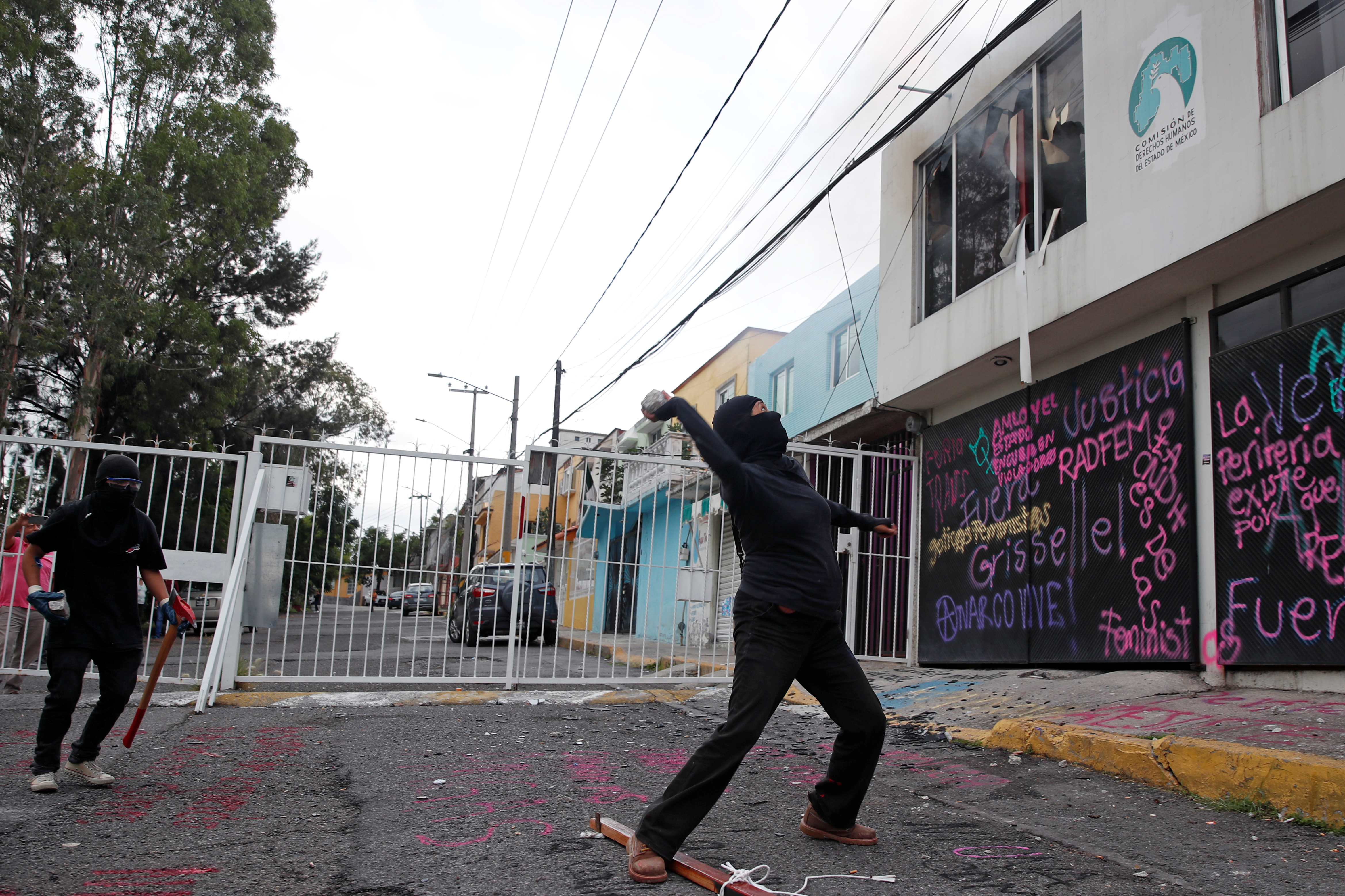 Integrantes de un colectivo feminista vandalizan las instalaciones de la comisión de derechos humanos del estado de México, en apoyo a víctimas de violencia de género, en Ecatepec, Estado de México, México 11 de septiembre de 2020.