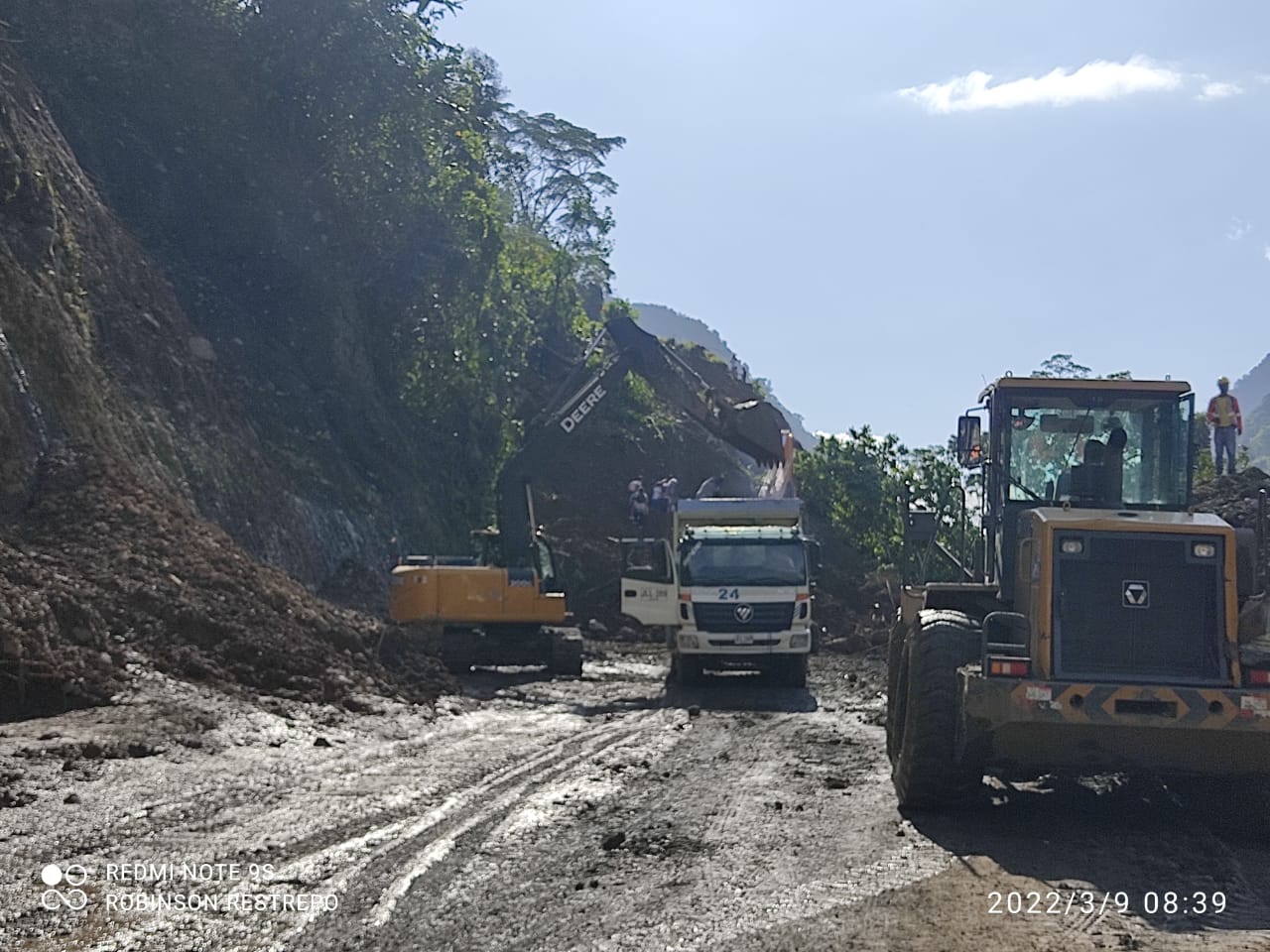 Transportadores reportan pérdidas millonarias por deslizamiento que tiene cerradaa la vía a Urabá