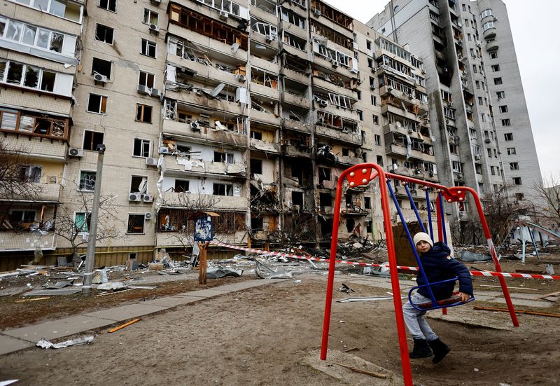 Un edificio residencial es dañado luego de que Rusia lanzara una operación militar masiva contra Ucrania, en Kiev, Ucrania, 25 de febrero del 2022. REUTERS/Umit Bektas