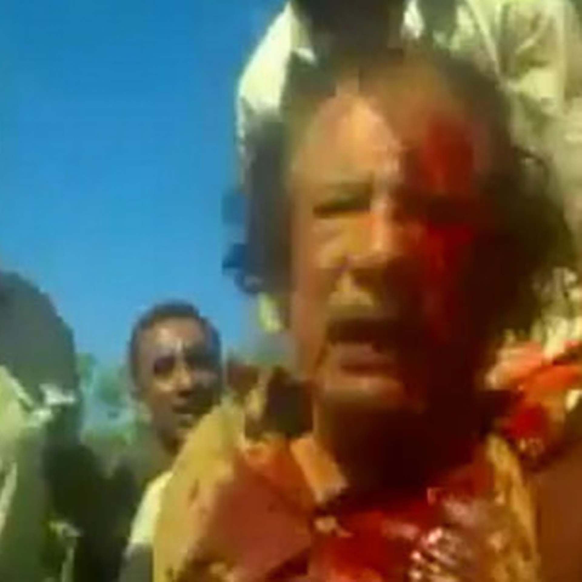 Antes de matarlo de un balazo en la cabeza, Gadafi fue empalado con una bayoneta por uno de sus atacantes