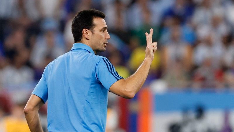 El director técnico de Argentina, Lionel Scaloni, dando indicaciones durante el partido del Mundial ante Polonia. Estadio 974, Doha, Qatar. 30 de noviembre de 2022.
REUTERS/Amanda Perobelli