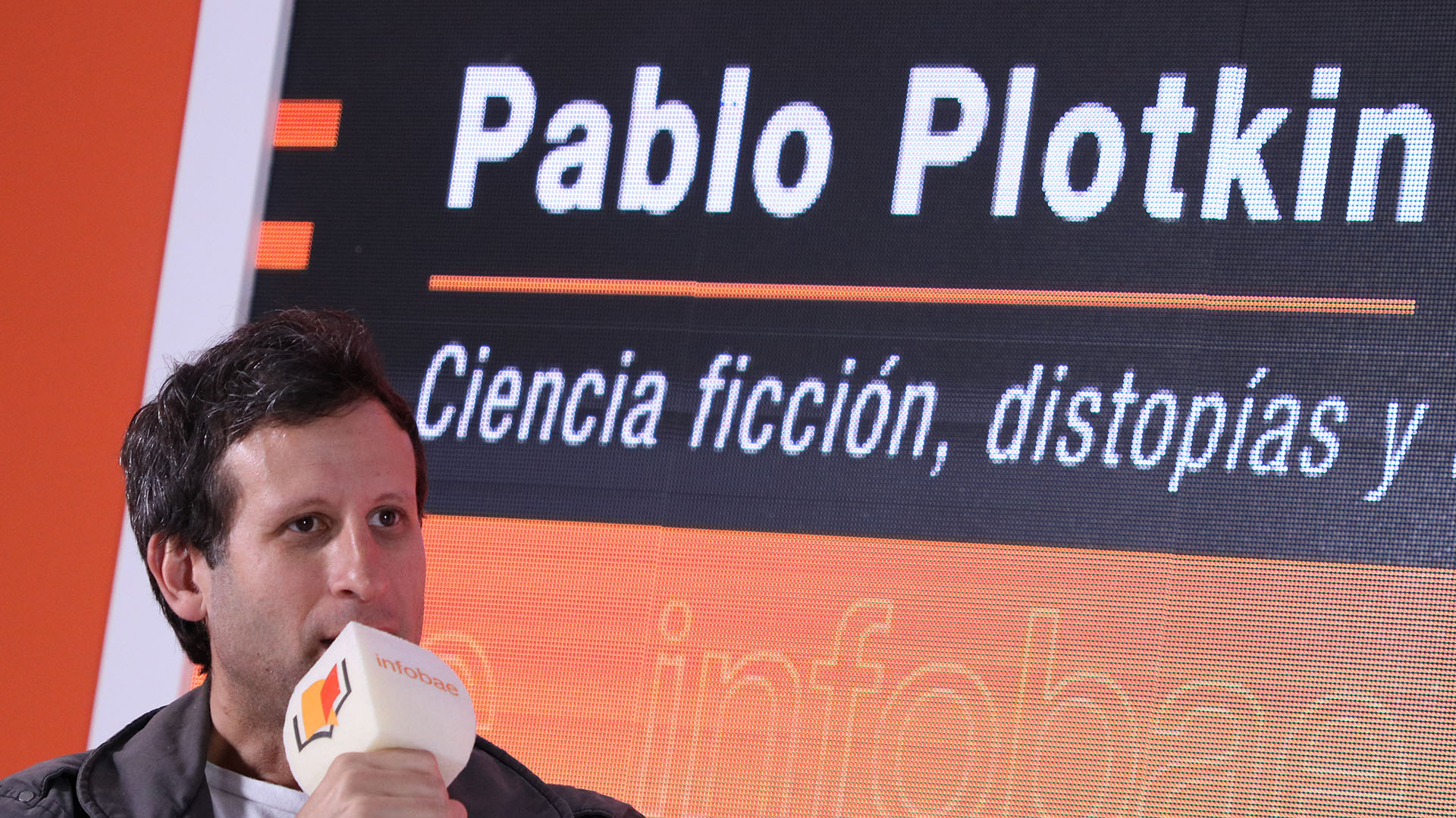 Pablo Plotkin en el auditorio de Infobae Leamos en la Feria del Libro 2022. (Foto: Augusto Fornaciari)