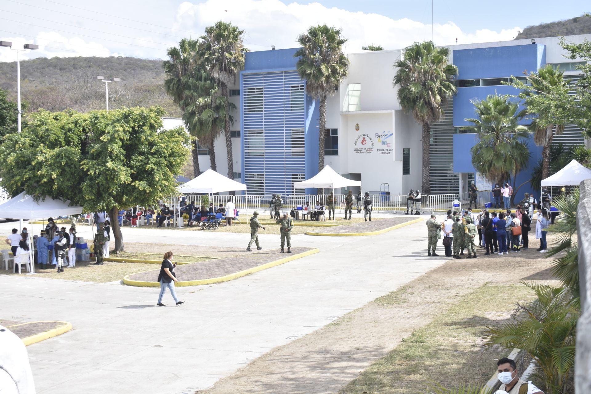Con vigilancia del ejército y Guardia Nacional inició este miércoles la aplicación de vacunas anticovid al personal médico que se encuentra en la primera línea de combate a la pandemia en los centros Covid de Guerrero, en Chilpancingo la vacunación se realizó en el hospital general Raymundo Abarca Alarcón. 13 de enero de 2021.