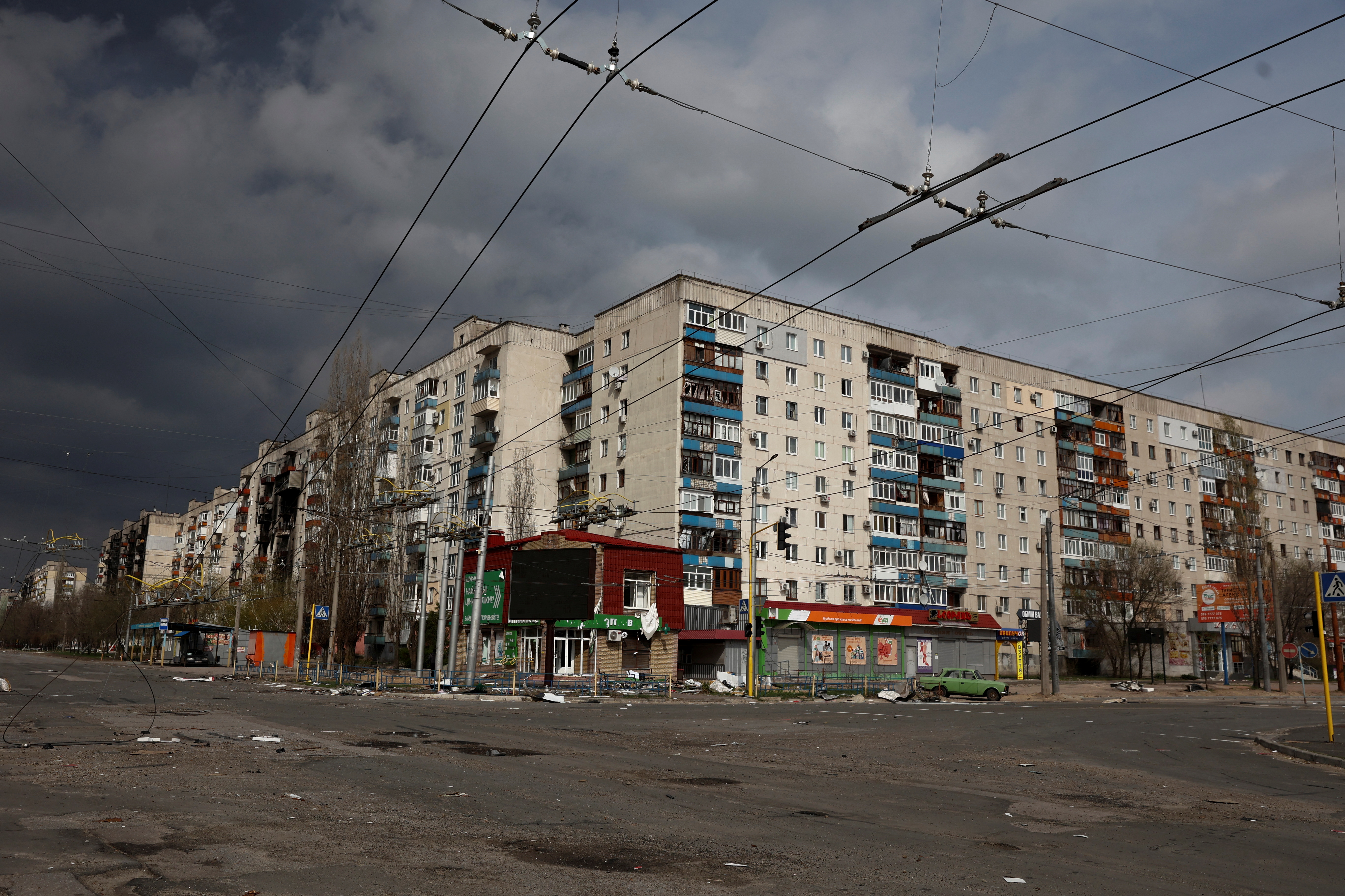 Una vista muestra edificios residenciales dañados por un ataque militar, mientras continúa el ataque de Rusia contra Ucrania, en Sievierodonetsk, región de Lugansk. REUTERS/Serhii Nuzhnenko
