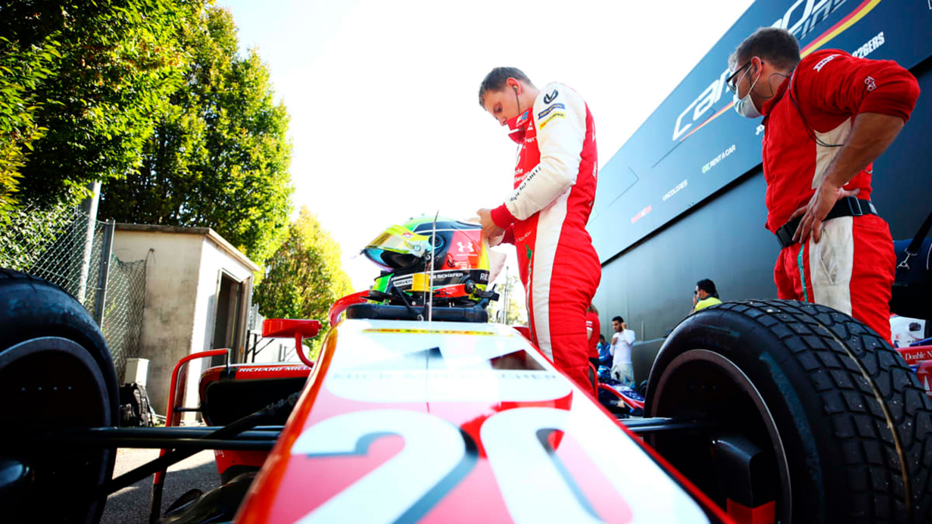 Mick Schumacher se presta a subir a su auto (Prensa Fórmula 2).