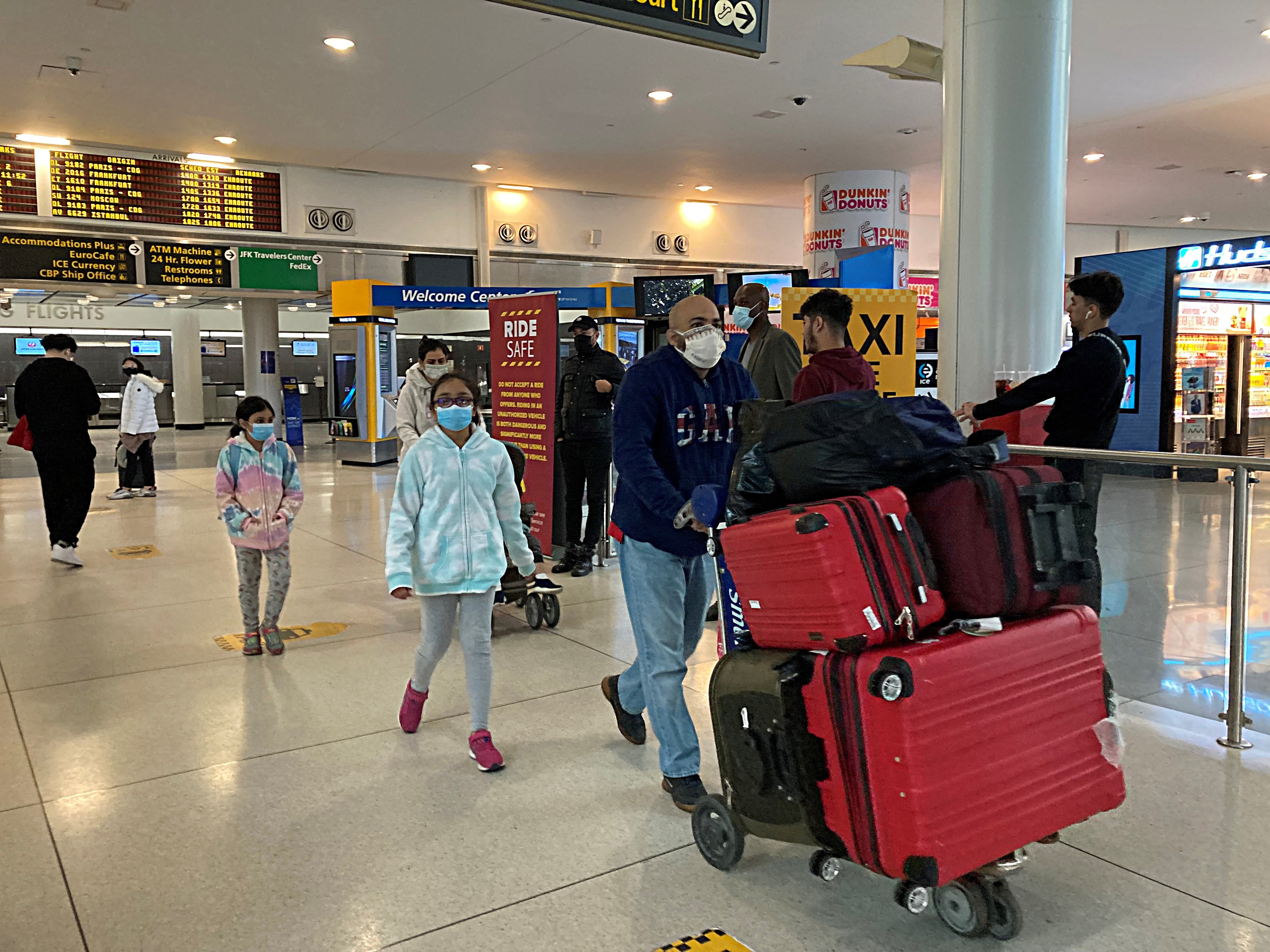 Pasajeros de vuelos internacionales a su llegada al Aeropuerto Internacional John F. Kennedy (JFK) en Nueva York (EFE/Helen Cook)
