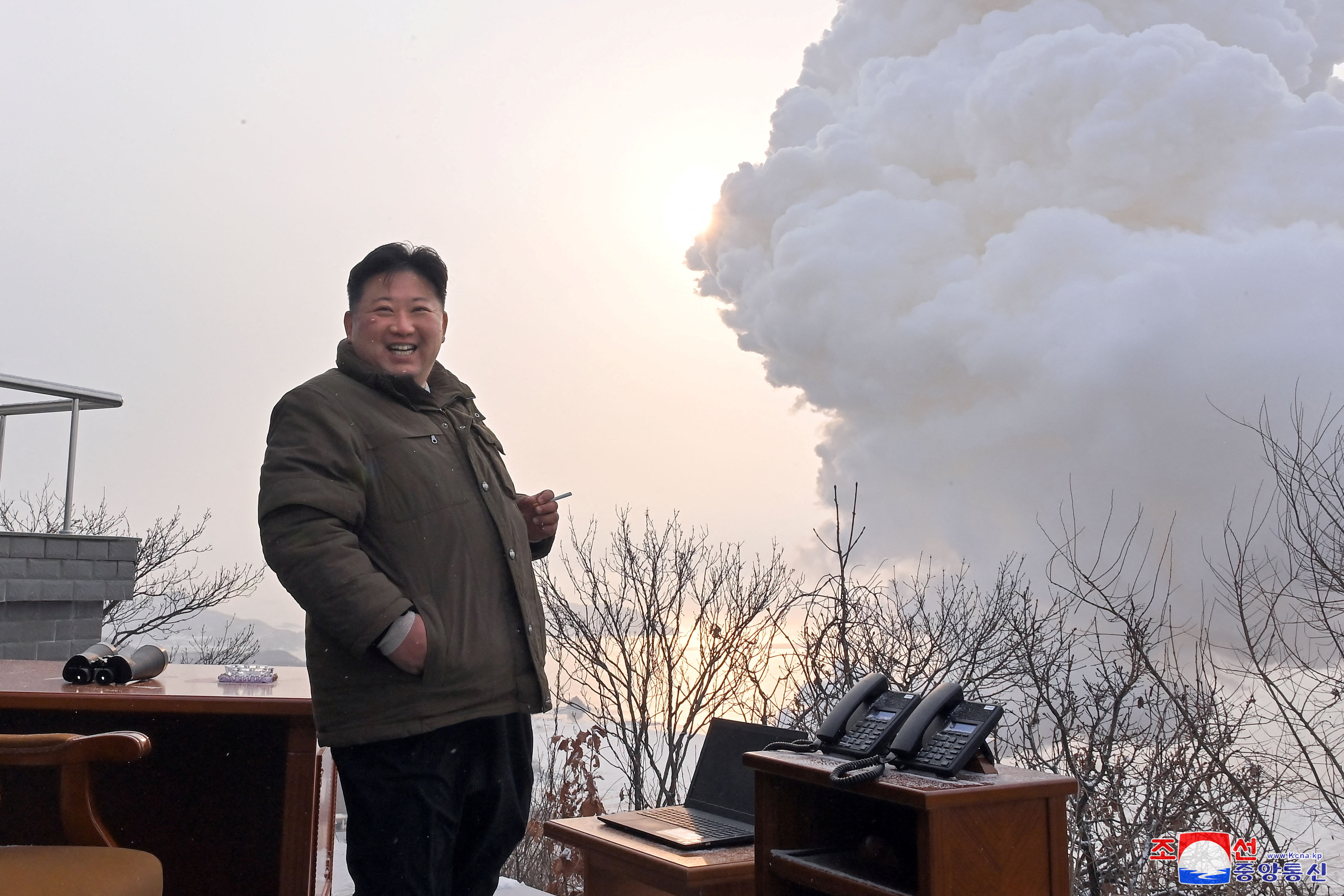 El líder norcoreano Kim Jong Un guía una prueba de "motor de combustible sólido de alto empuje" como parte del desarrollo de una nueva arma estratégica, en la base de lanzamiento de satélites de Sohae en Tongchang-ri, Corea del Norte, 15 de diciembre de 2022, en esta foto difundida por la Agencia Central de Noticias de Corea del Norte (KCNA).   KCNA via REUTERS/Archivo
