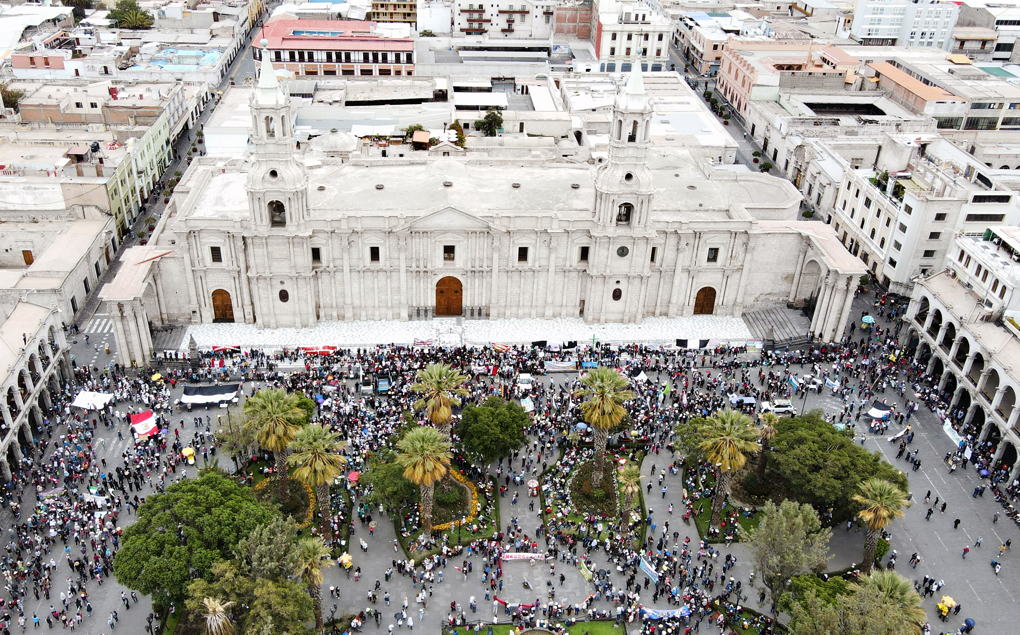 Miles de personas llegaron a la plaza de armas de Arequipa para protestar. (Photo by Diego Ramos / AFP)