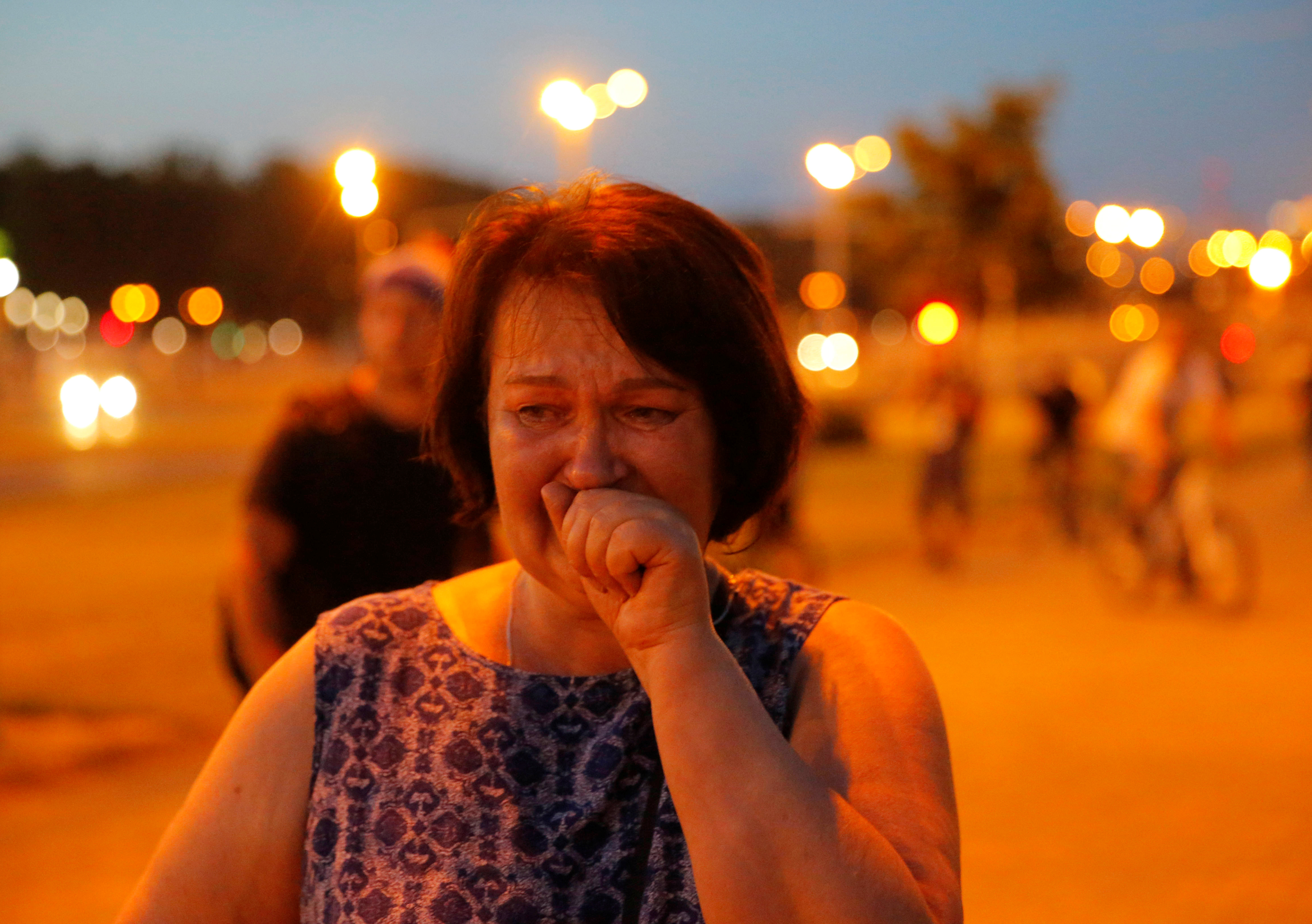 Una mujer llora durante los choques entre manifestantes y policía en Minsk (REUTERS/Vasily Fedosenko)