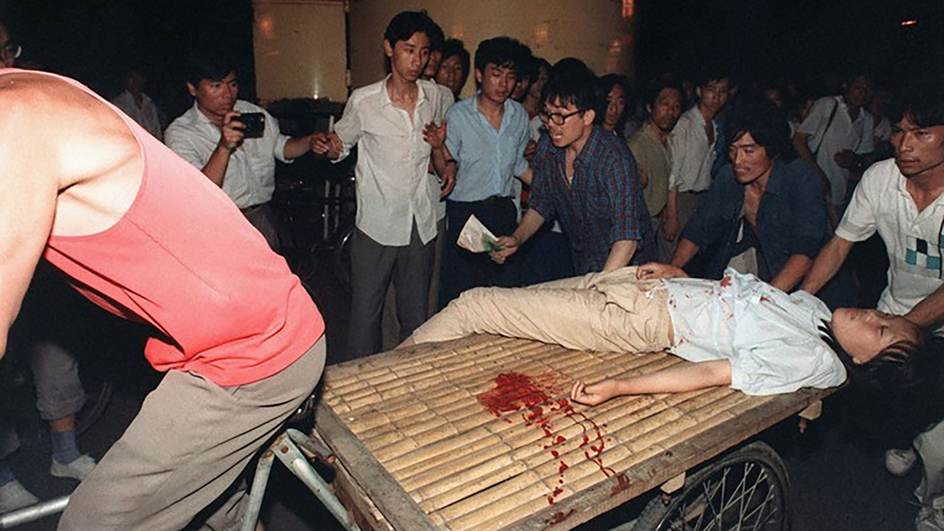 Una joven herida de bala agoniza en los alrededores de la plaza Tiananmén (AFP)