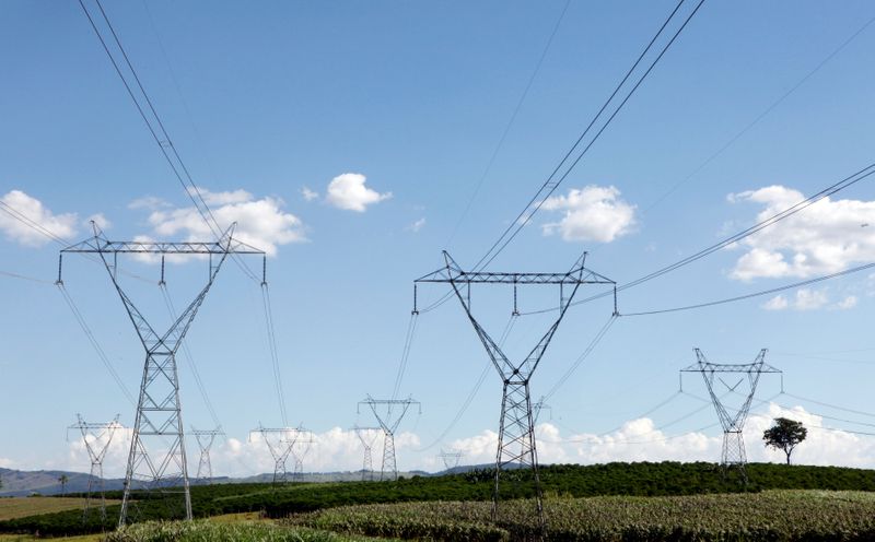 FOTO DE ARCHIVO. Líneas de transmisión de energía eléctrica, en Santo António do Jardim, en Brasil. REUTERS/Paulo Whitaker