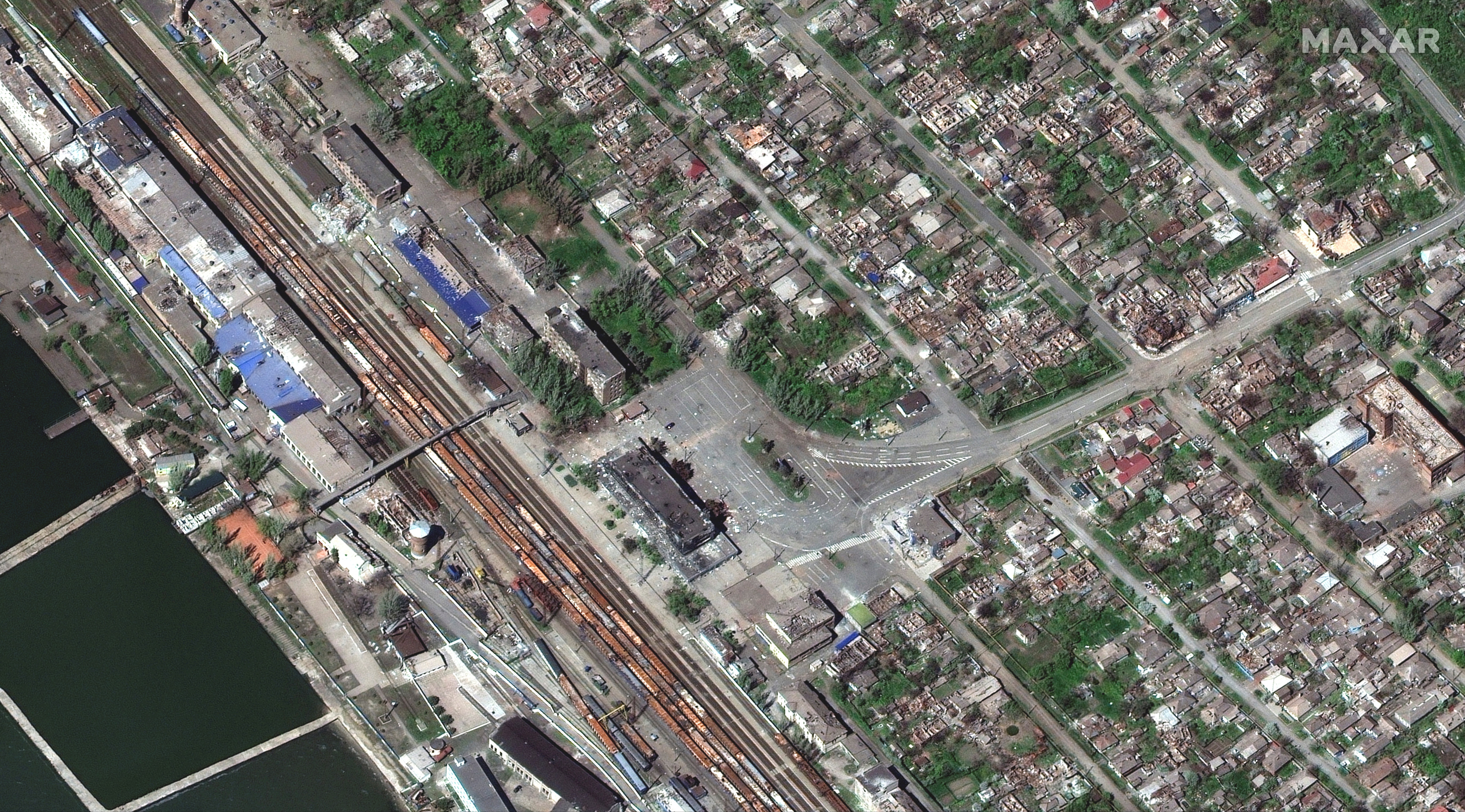 Una imagen de satélite muestra la estación de tren de Mariupol y los edificios destruidos (Maxar Technologies/Handout via REUTERS)