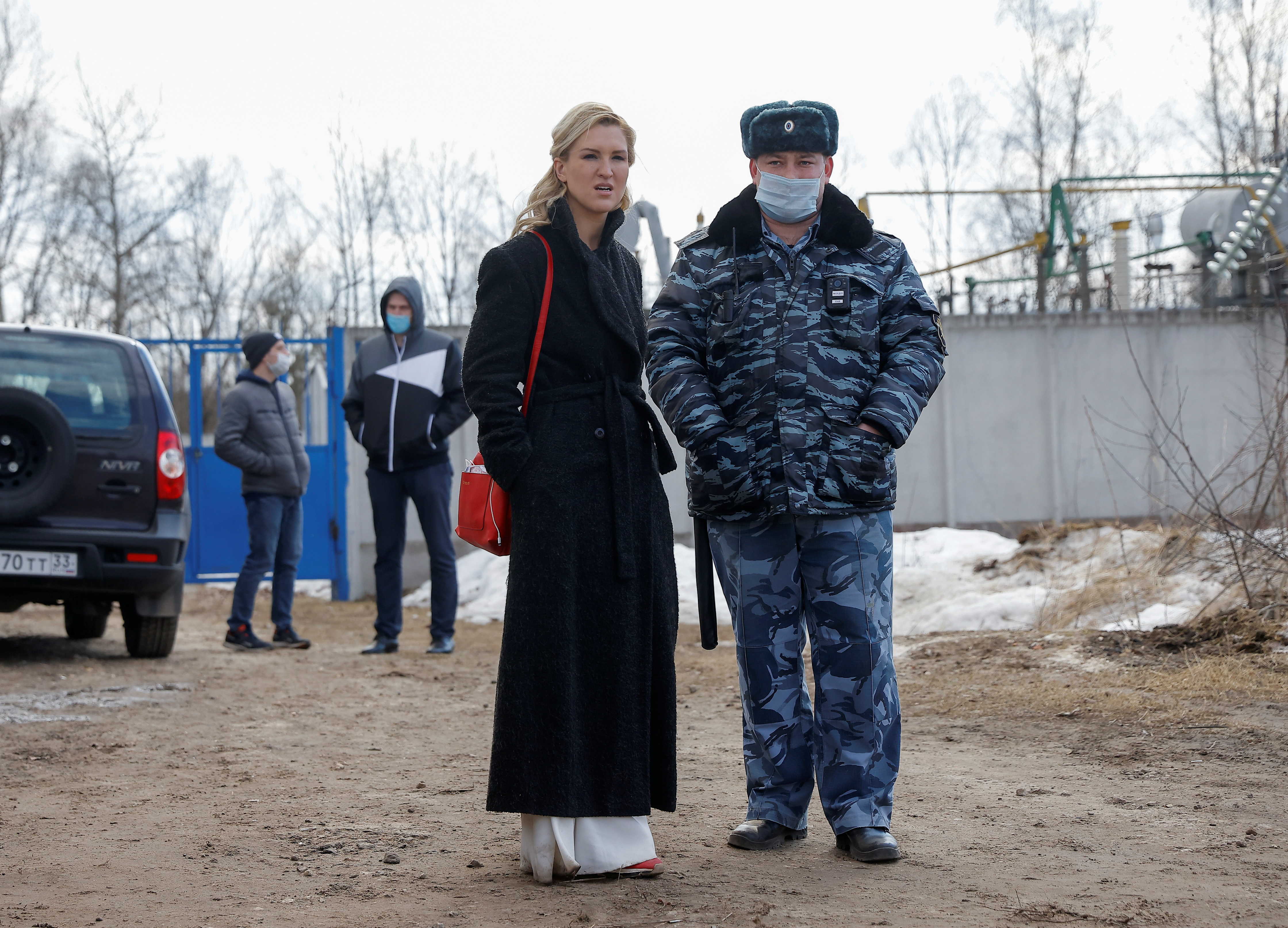 Anastasiya Vasilyeva cerca de un guardia de seguridad de la colonia penal donde está detenido Navalny (REUTERS/Maxim Shemetov)
